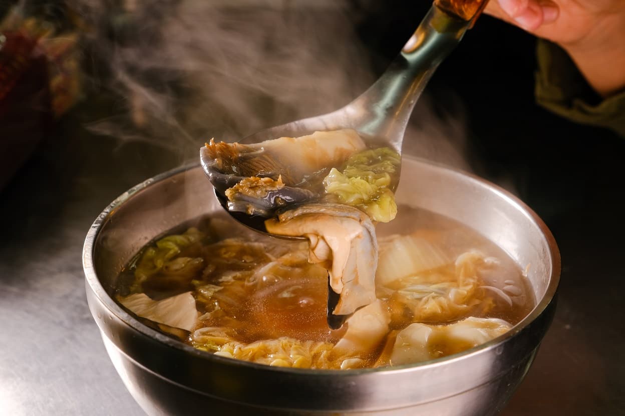 「白菜魚皮羹」屬於輕爽的羹湯,酸度十足。(250元/份)