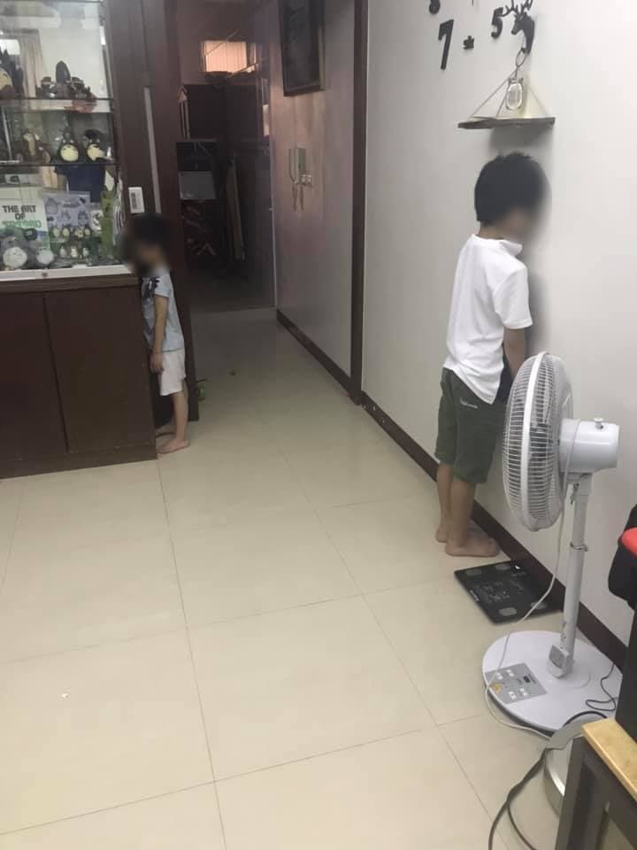 原PO貼出自家2名孩子對牆面壁思過,引發網友熱議。(翻攝自爆廢公社公開版)