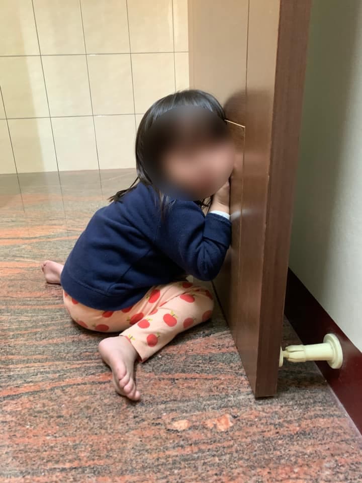 小妹妹被罰站過程直接趴在門邊睡著,家長表示「罰到困企」。(翻攝自爆廢公社公開版)