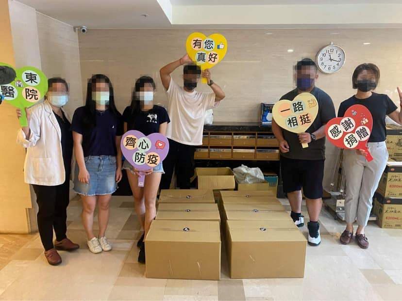 收到火鍋的醫護人員表示「很多人十幾個小時就吃這一餐」,相當感動店家超暖的「支援前線」。(翻攝自「我是板橋人」臉書)