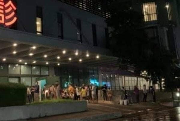 由於該養生會館出現確診者,不但有40位消費男客須即刻到院篩檢,也引發當地民眾不安,在醫院排隊等篩檢。(翻攝自「彰化踢爆網」臉書)