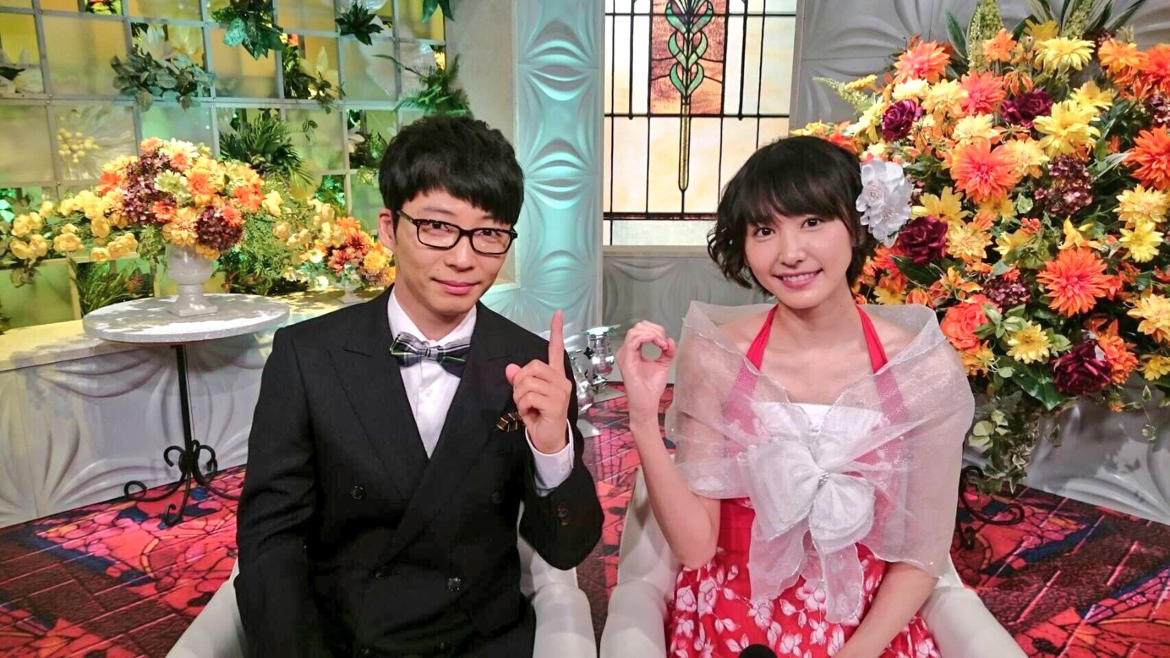 星野源(左)和新垣結衣拍攝《月薪嬌妻》擦出火花,兩人去年拍完特別篇11月正式展開交往。(翻攝自《月薪嬌妻》官方Twitter)