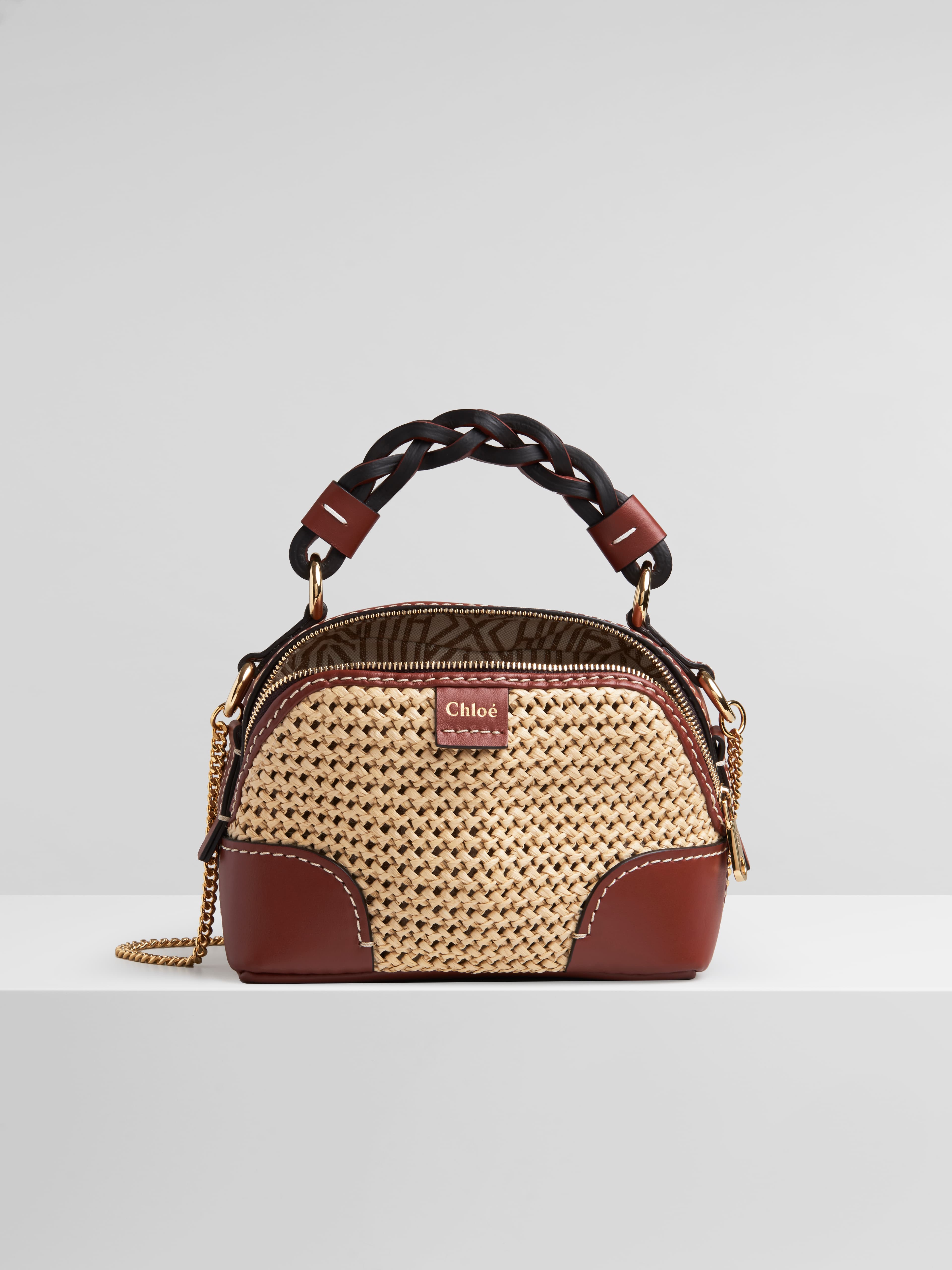 Chloé Daria拉菲草編織迷你肩背提包。NT$50,600(Chloé提供)