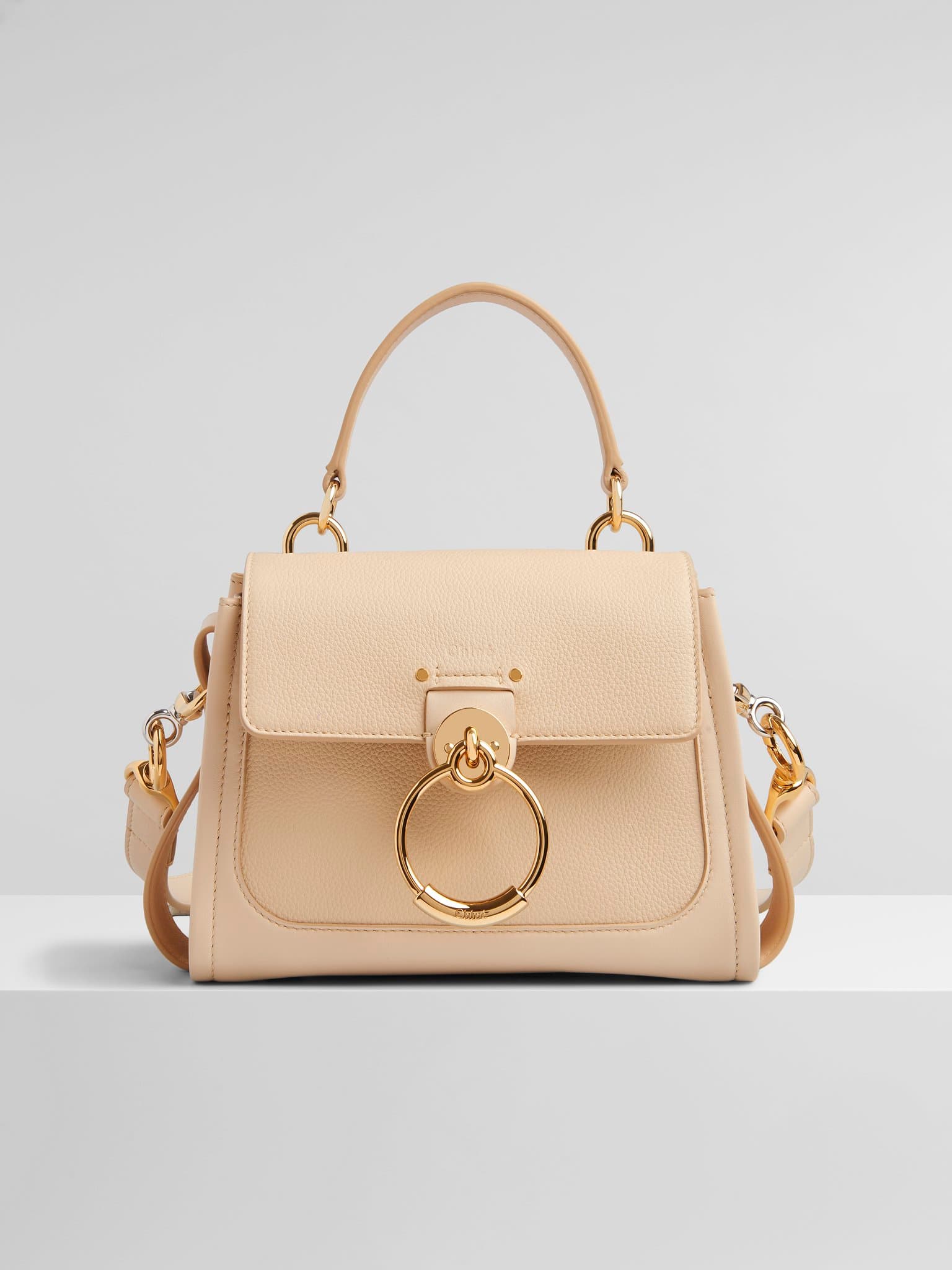 Chloé Tess Day米白色小型肩背提包。NT$56,000(Chloé提供)