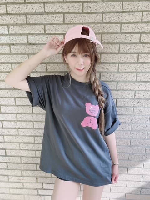 宅在家的解婕翎幸運無需為吃的煩惱,幸好家中有不少粉絲送的泡麵乾拌麵來陪伴她。(17LIVE提供)