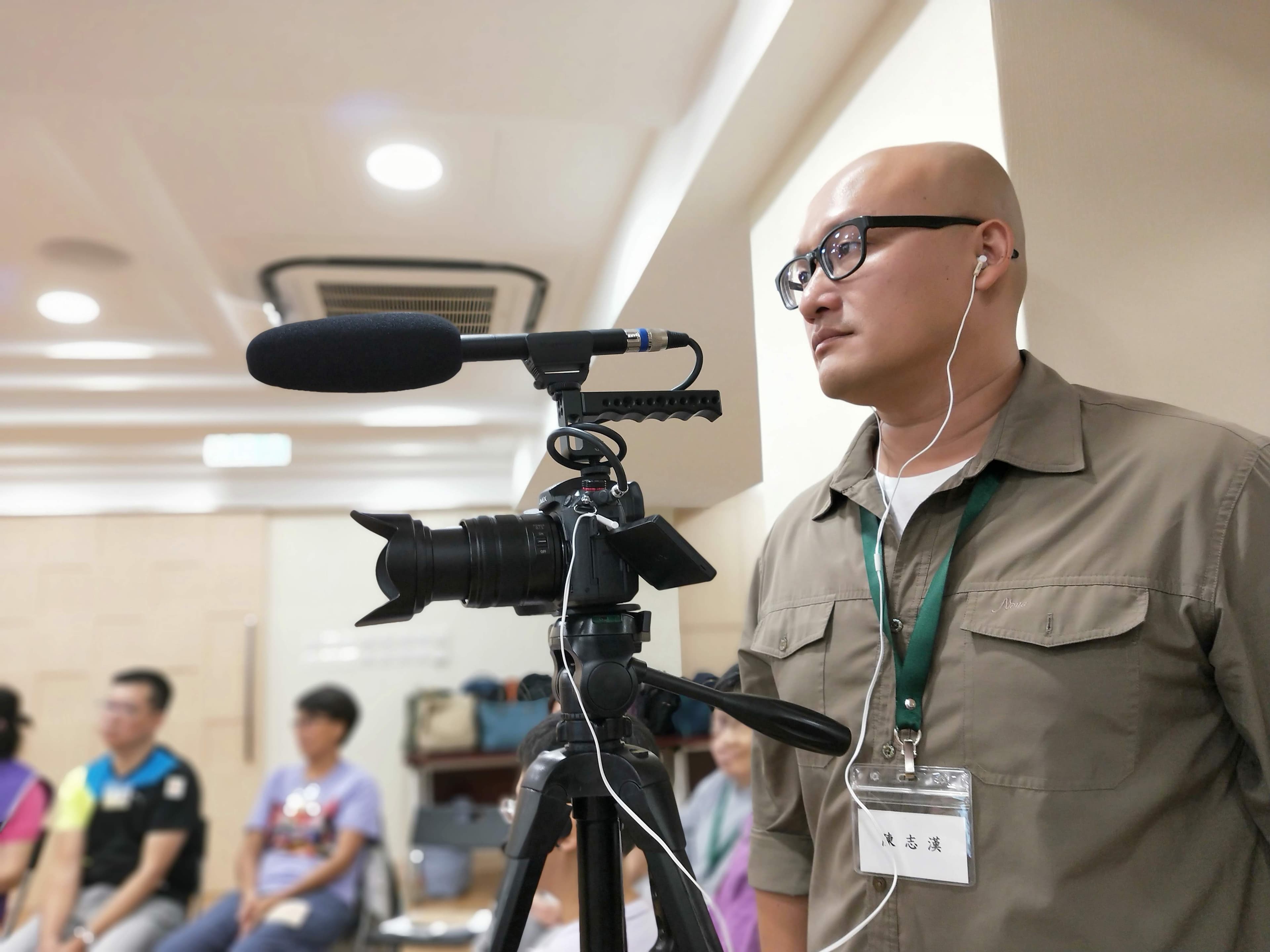 導演陳志漢歷時兩年記錄三位末期病人生命中最後一段路，鏡頭下的影像得來不易。（大悲學苑提供）