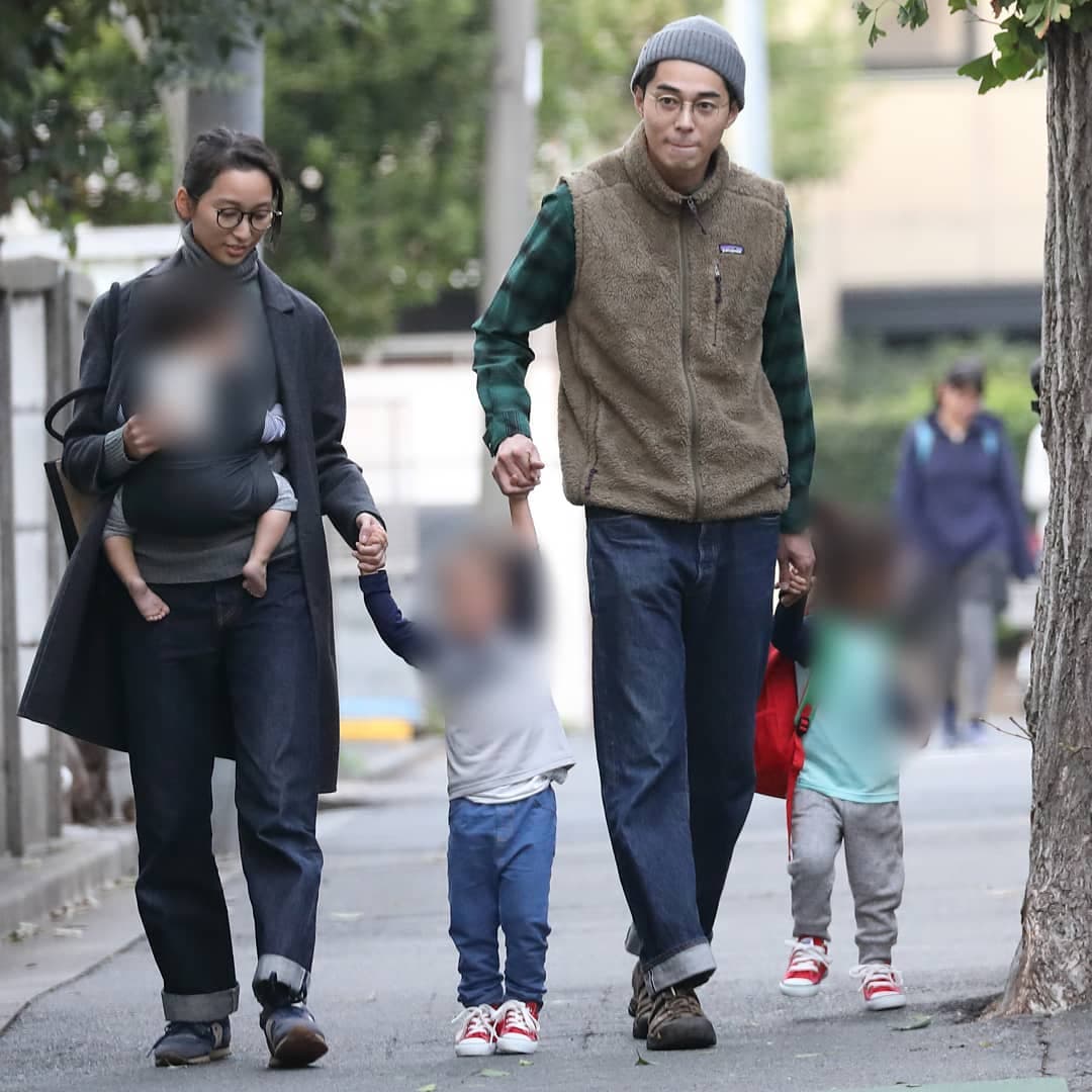 東出昌大與杏婚後育有3個小孩,而日媒傳出他只願付給1個孩子每月1萬日幣的撫養費。(網路圖片)