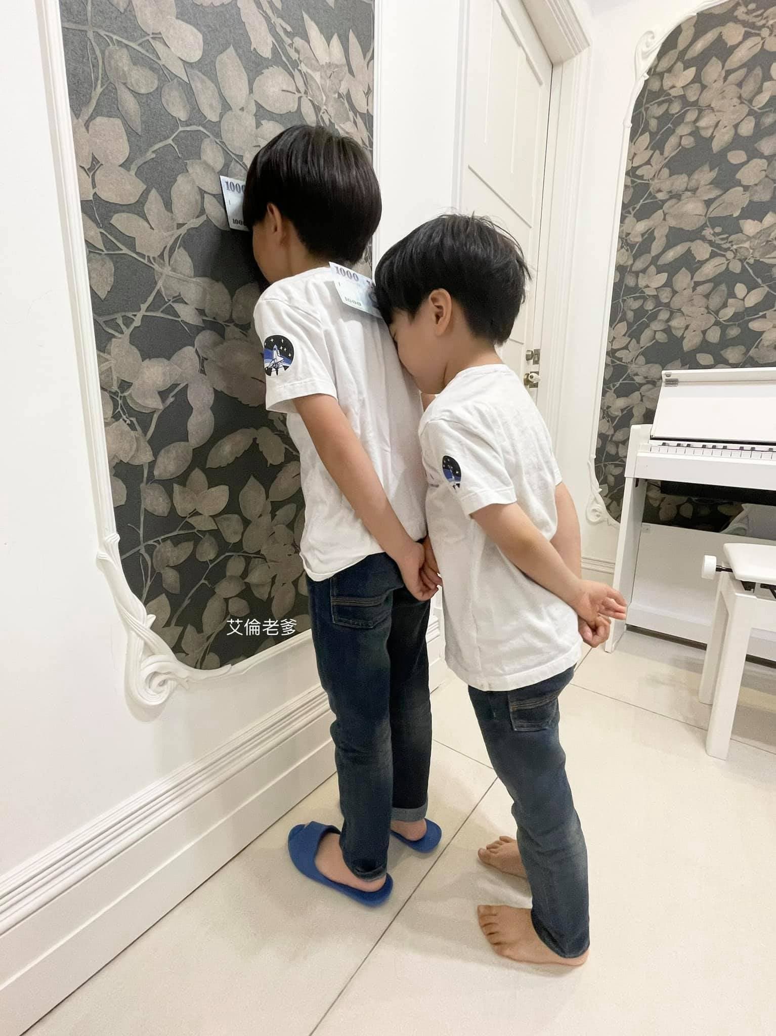 「誰先讓鈔票掉落，就得把錢給對方」，網友紛紛大讚這招超有才。（薇薇weiisly提供）