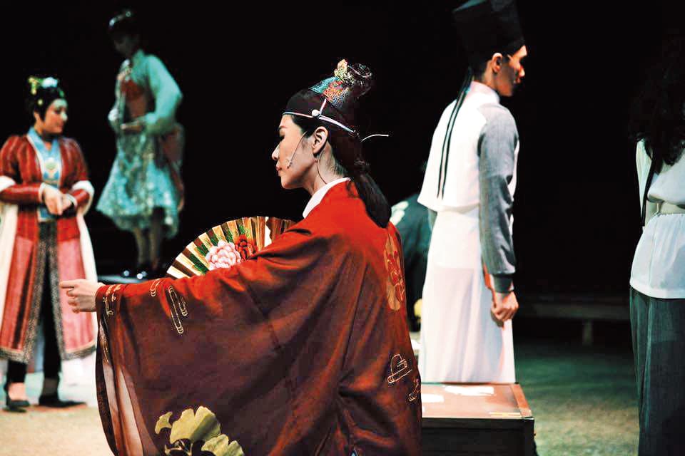 簡莉穎編劇的舞台劇《服妖之鑑》由耳東劇團製作,許哲彬執導,王安琪也參與演出。(翻攝自耳東劇團臉書粉絲專頁)