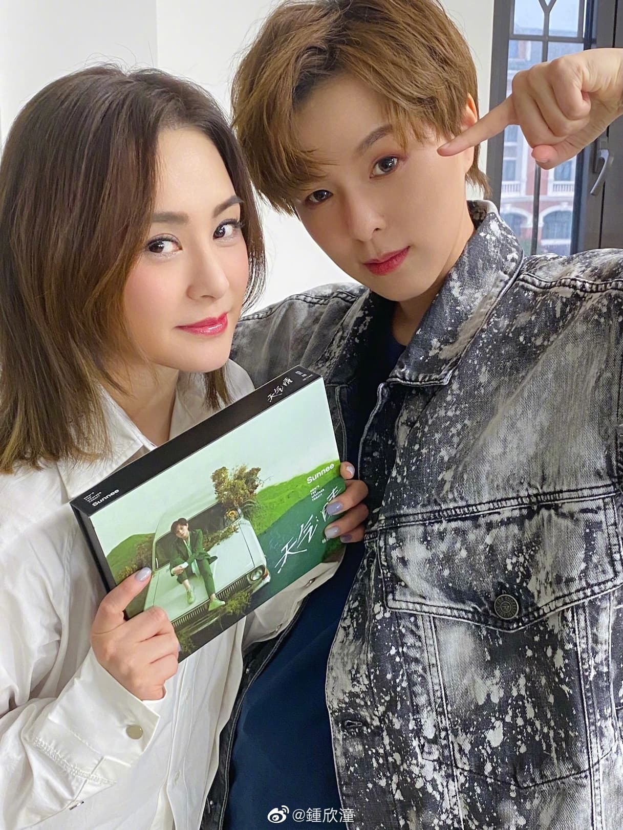 阿嬌曬出與相差15歲的大陸女星楊芸晴合照,看起來完全不像相差15歲。(翻攝自鍾欣潼微博)