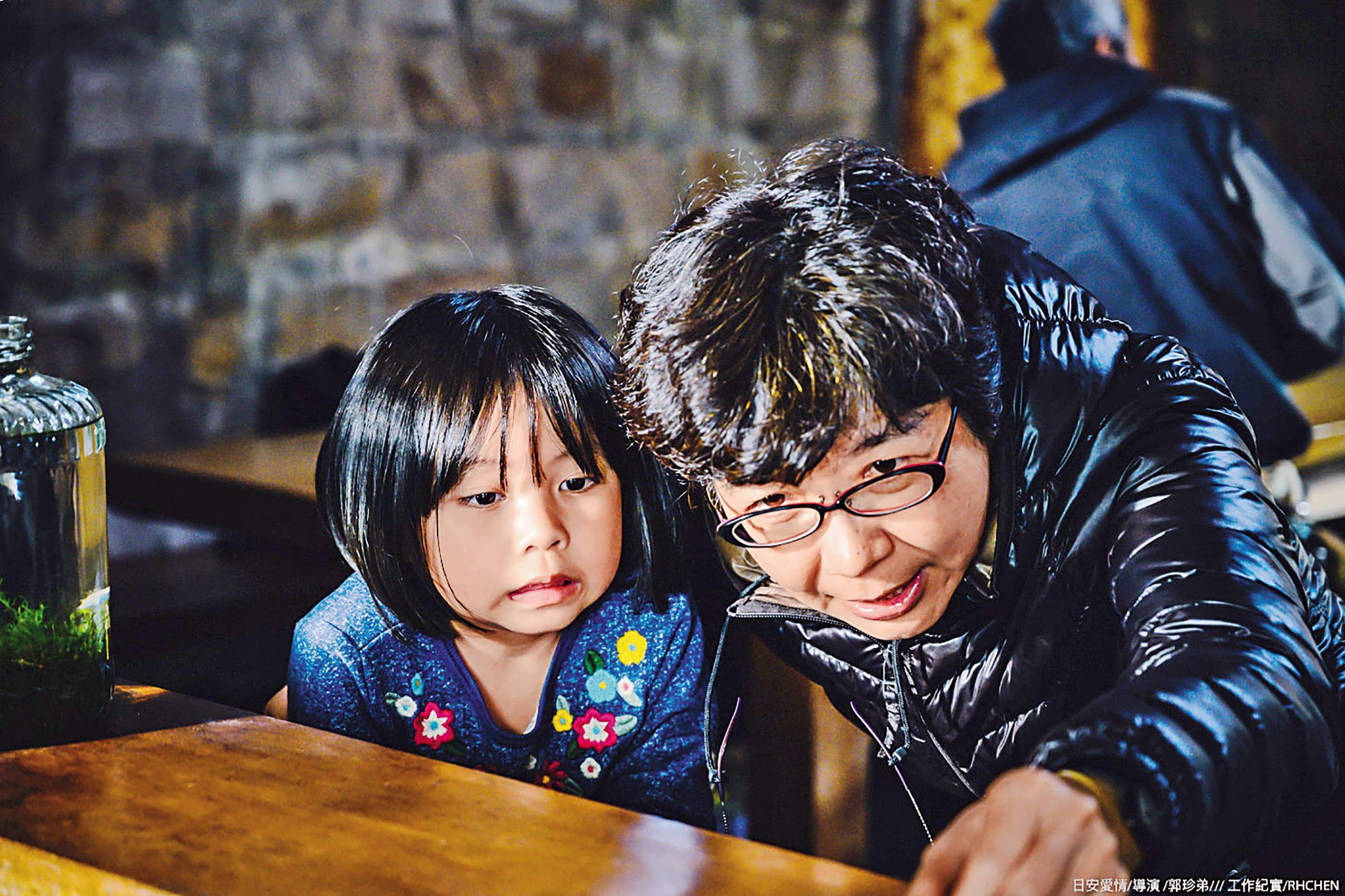 導演郭珍弟(右)以紀錄片起家,在上一部電影《戀愛好好說》與新片《期末考》中都細心指導小朋友演員演戲。(海鵬電影提供)