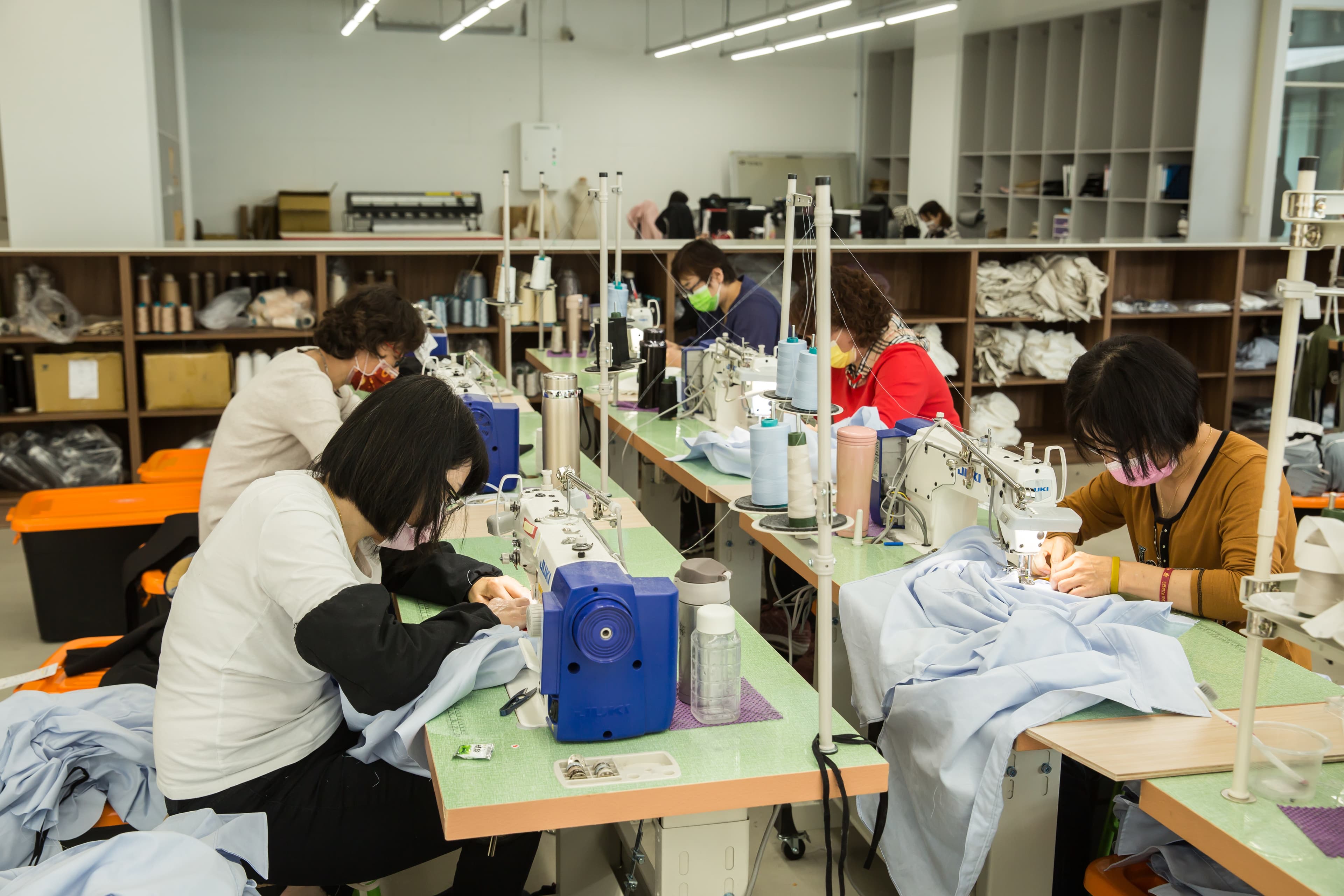 廖承豪說,宜蘭是台灣成衣加工發源地,早期加工鏈完整,後來工廠外移中國,留下來的基本上都斷鏈。