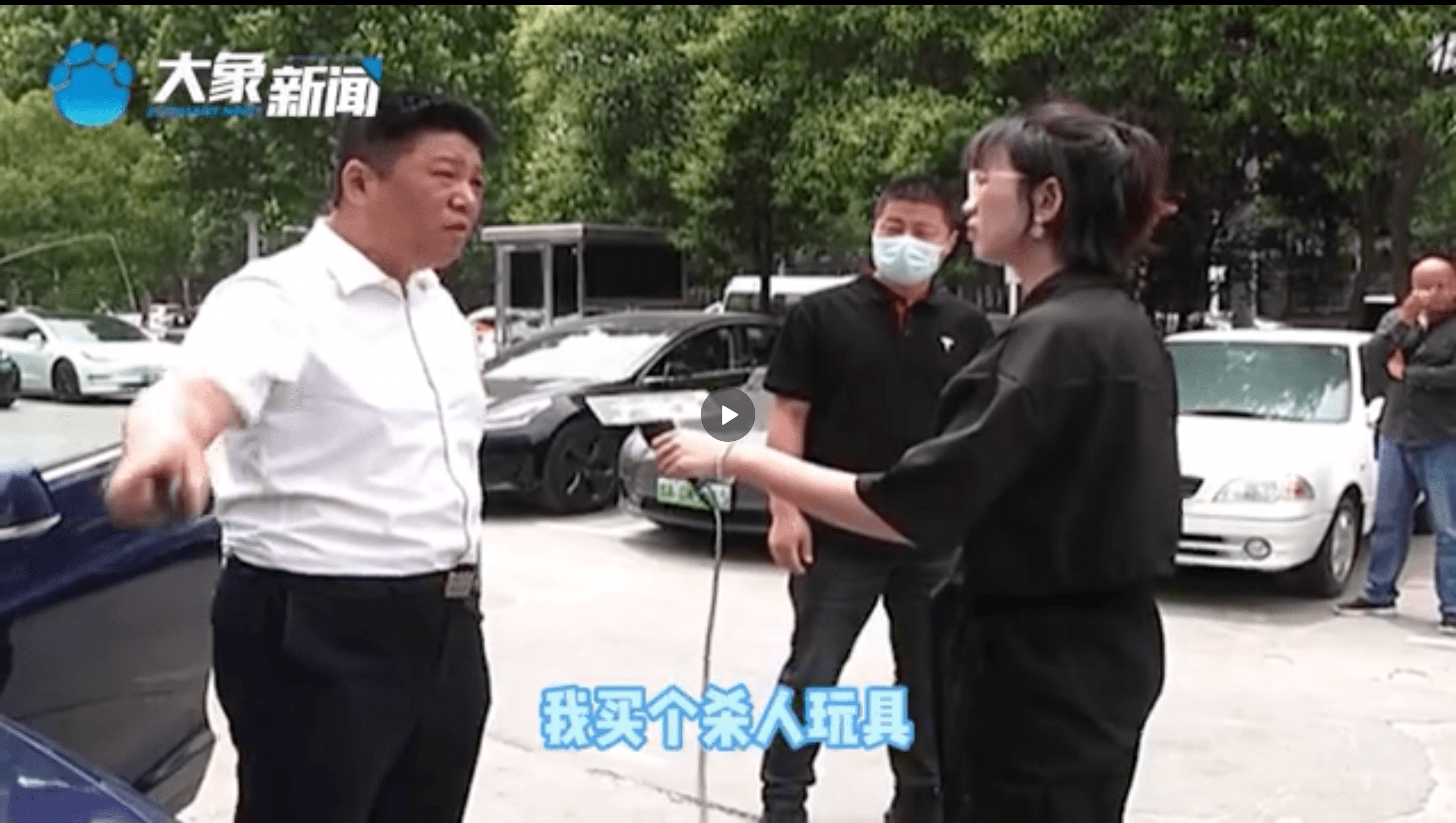 溫男對於車輛安全措施感到不滿,怒控像買到殺人玩具。(翻攝自微博)
