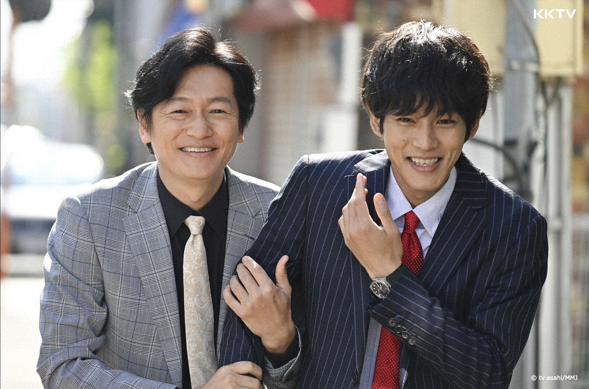 松坂桃李（右）逐漸接受自稱是漫畫老師的井浦新，兩人的互動也讓《要是當時吻了她》成為「類BL劇」。（KKTV提供）