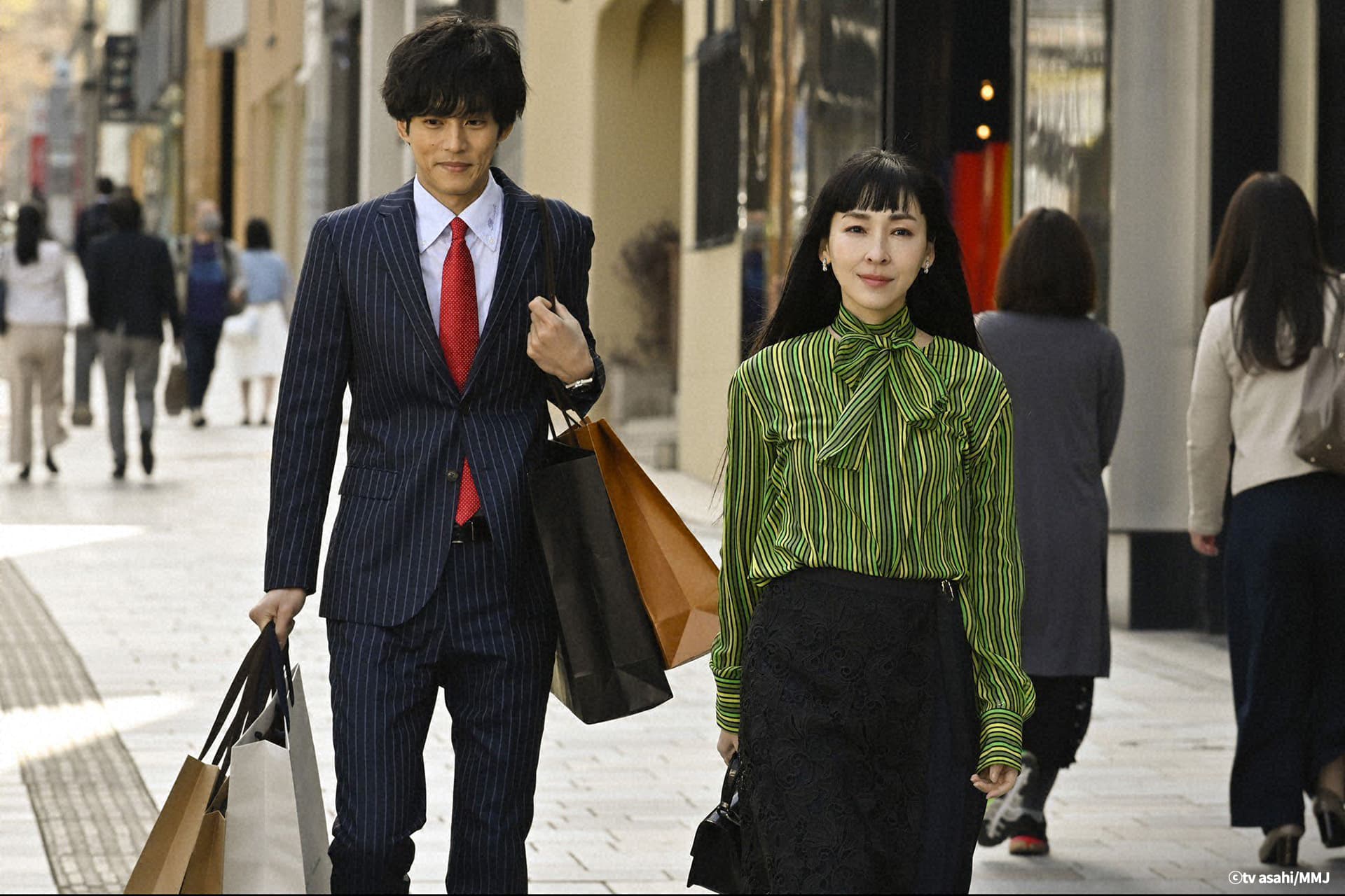 麻生久美子（右）個性強勢對事物很有想法，松坂桃李樂得當跟班陪伴。（friDay影音提供）