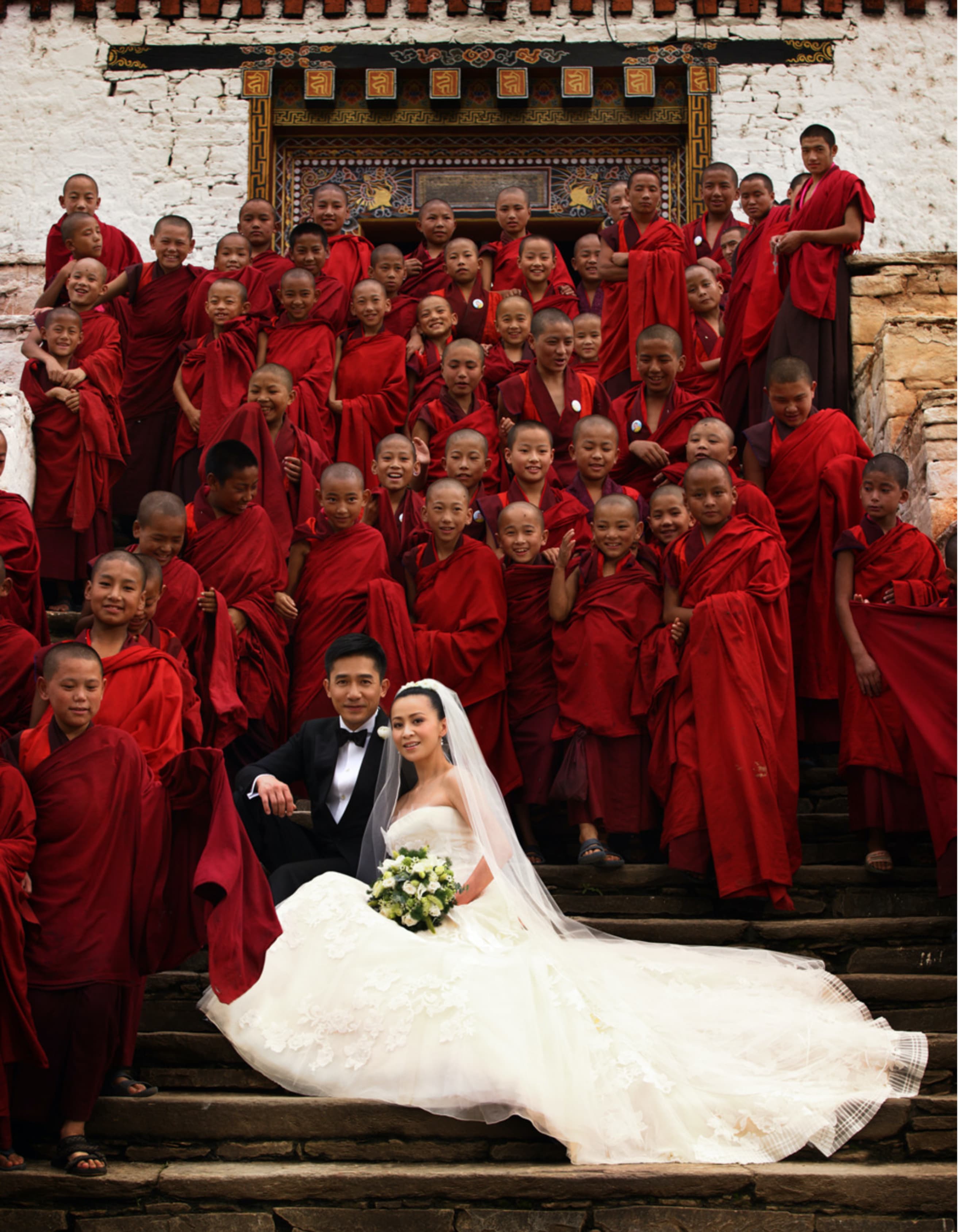 2008年,在一群不丹小喇嘛的福證下,劉嘉玲穿著Vera Wang婚紗,與梁朝偉拍婚紗照。(澤東電影提供)