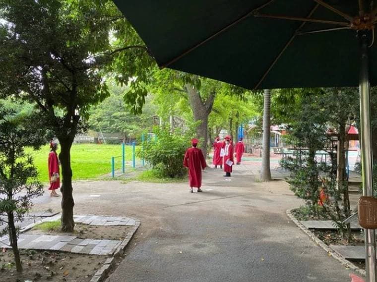 附近居民聽到校園內傳來歡呼聲,發現奎山中學舉辦畢典,覺得相當傻眼。(翻攝自PTT)