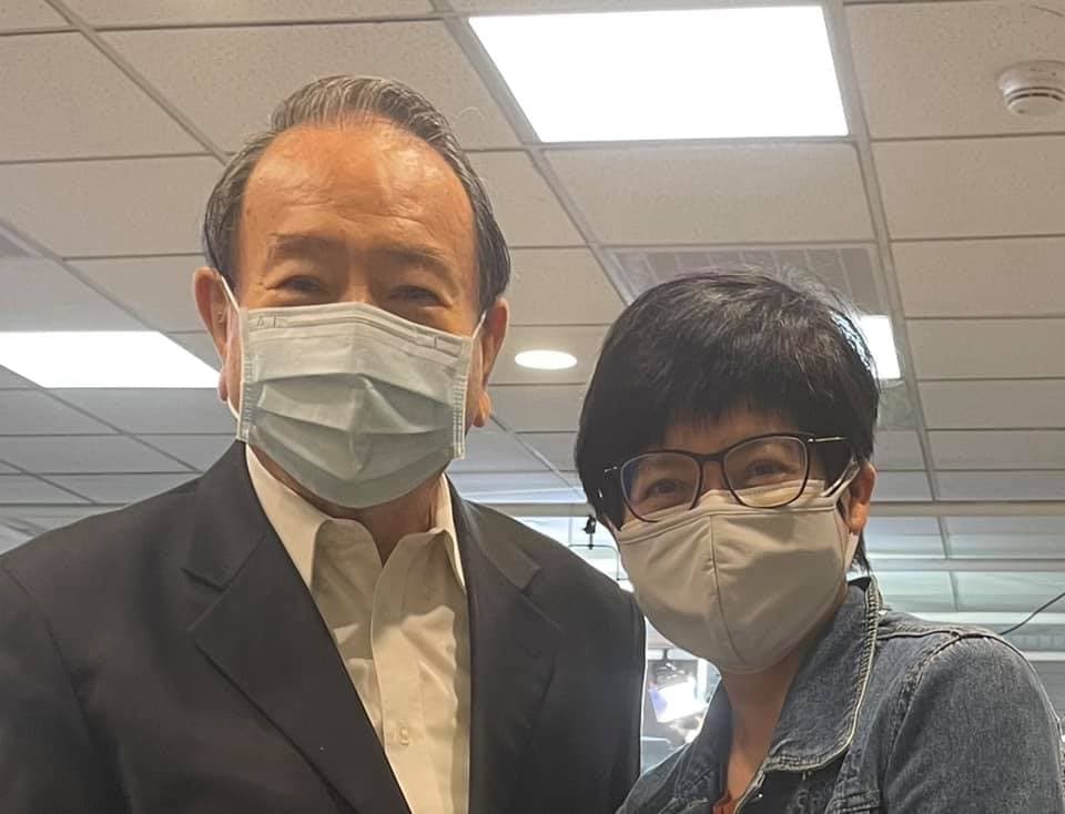 現任TVBS新聞部副總經理的主播詹怡宜10年前說動任立渝來上班,雖遺憾他要退休,但也因共事過而驕傲。(翻攝自詹怡宜臉書)