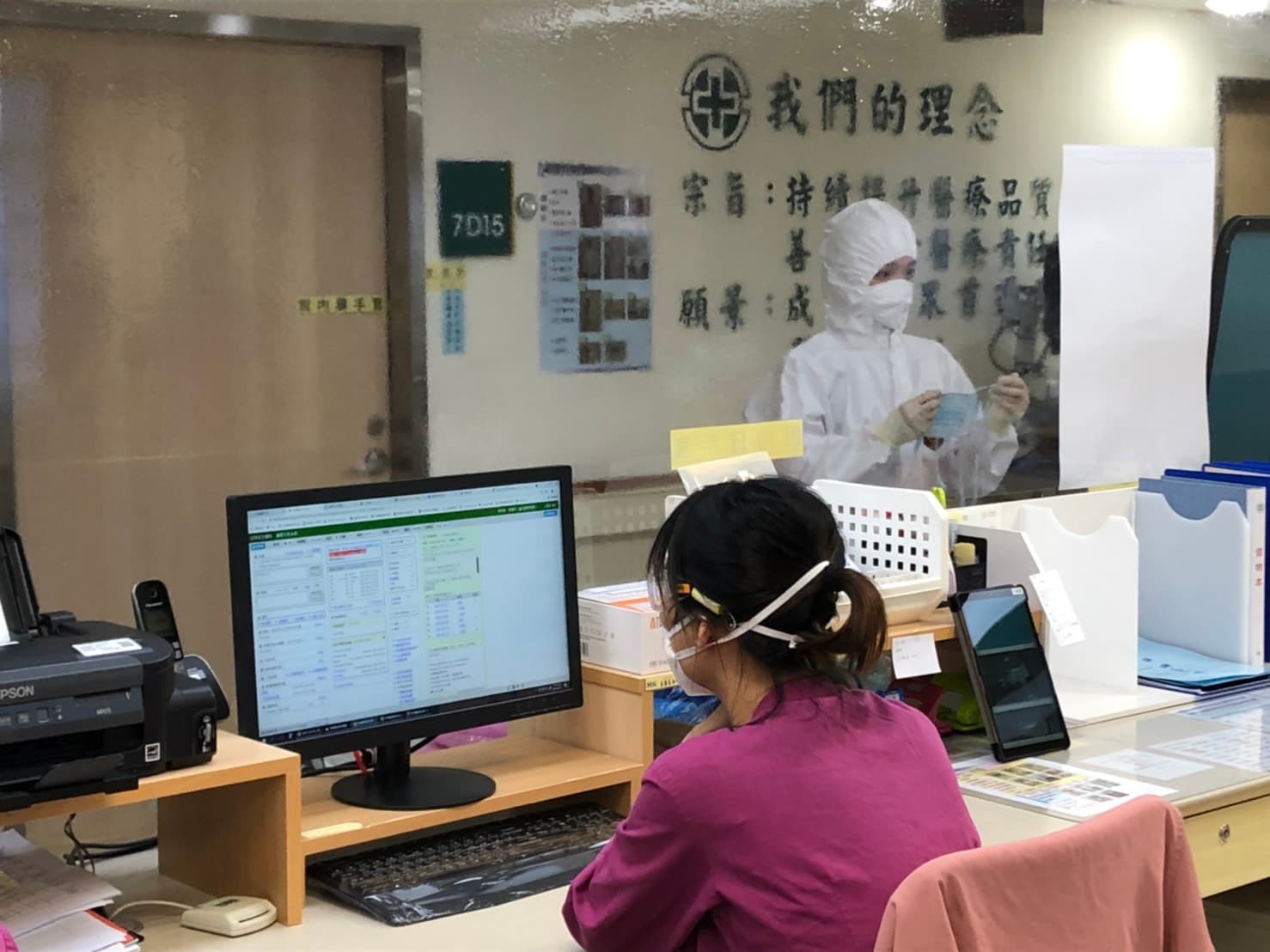 亞東醫院專責病房護理站,護理師正著裝防護裝備準備進入病房。(亞東醫院提供)