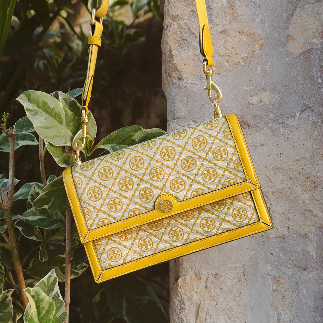 亮麗黃 T Monogram圖騰肩揹口蓋包NT$21,900 Tory Burch。 (Tory Burch提供)