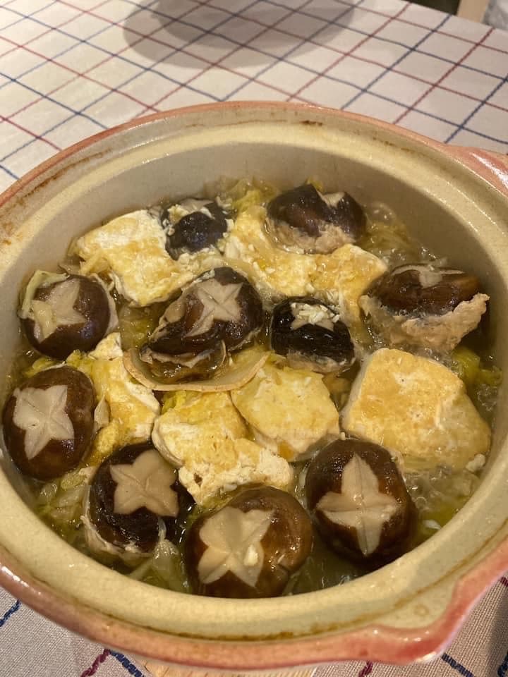 Ella從婆婆學來的年菜改良「酸菜排骨釀香菇豆腐」。(翻攝自ella臉書)