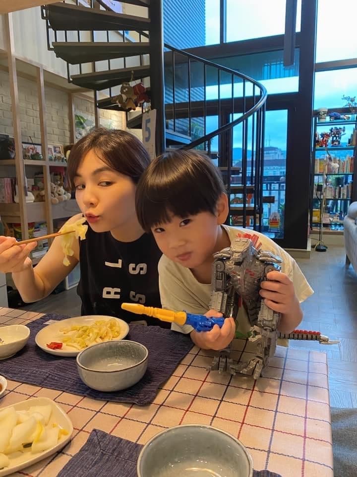 Ella(左)加入媽媽發起煮飯比賽。(翻攝自ella臉書)