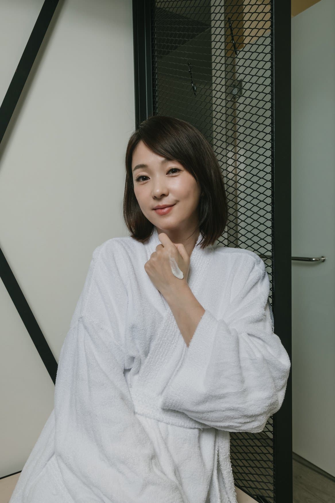 六月當年生第一胎時因為擠不出奶水而感到憂鬱。(翻攝自六月臉書)