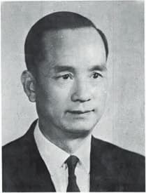 高信（圖）為蔣介石家族姻親，1963年入主逢甲，家族至今在董事會任要職。（翻攝逢甲大學官網）