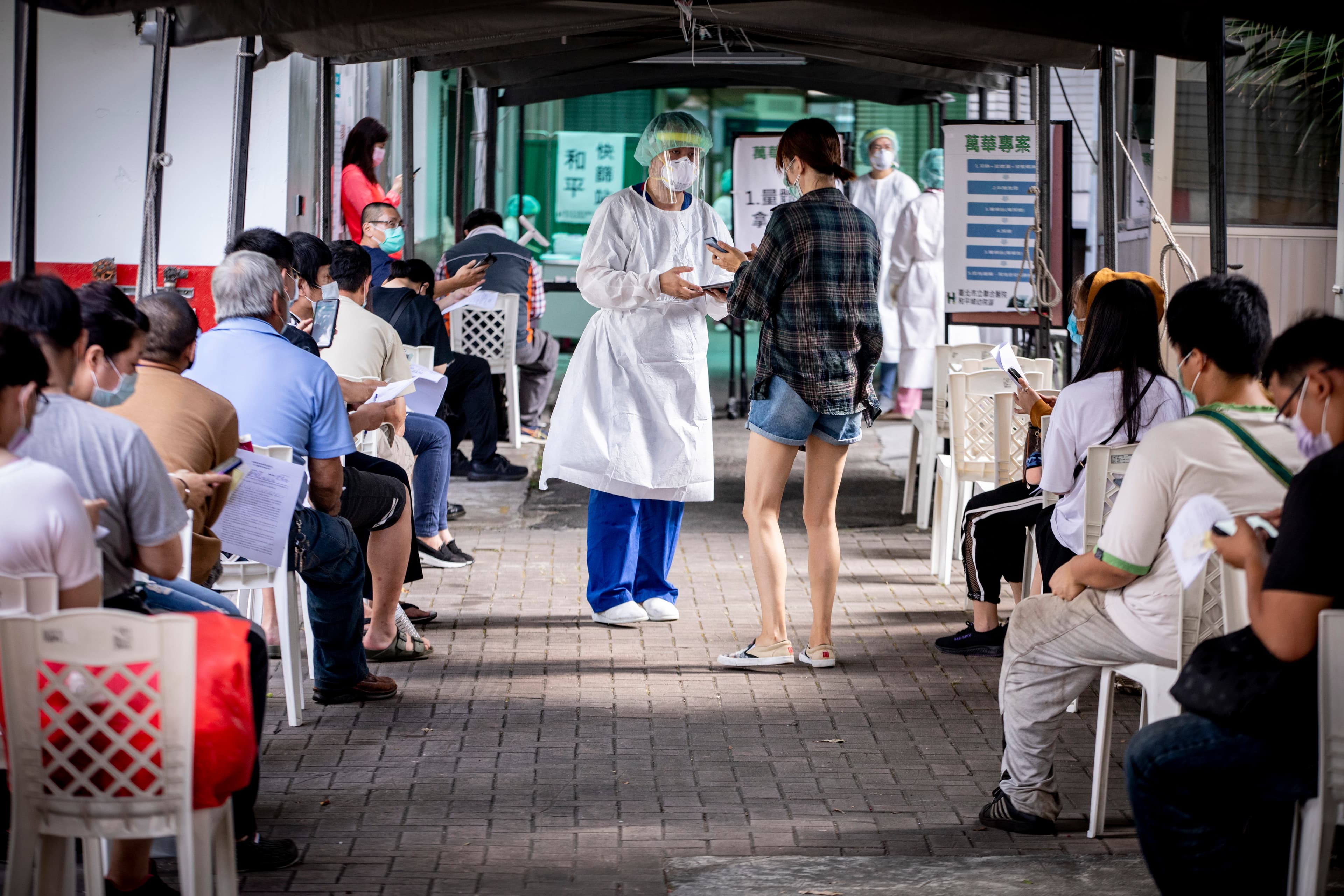 萬華是本次疫情首波重災區，圖為5月19日，大批民眾在和平醫院快篩站接受採檢。