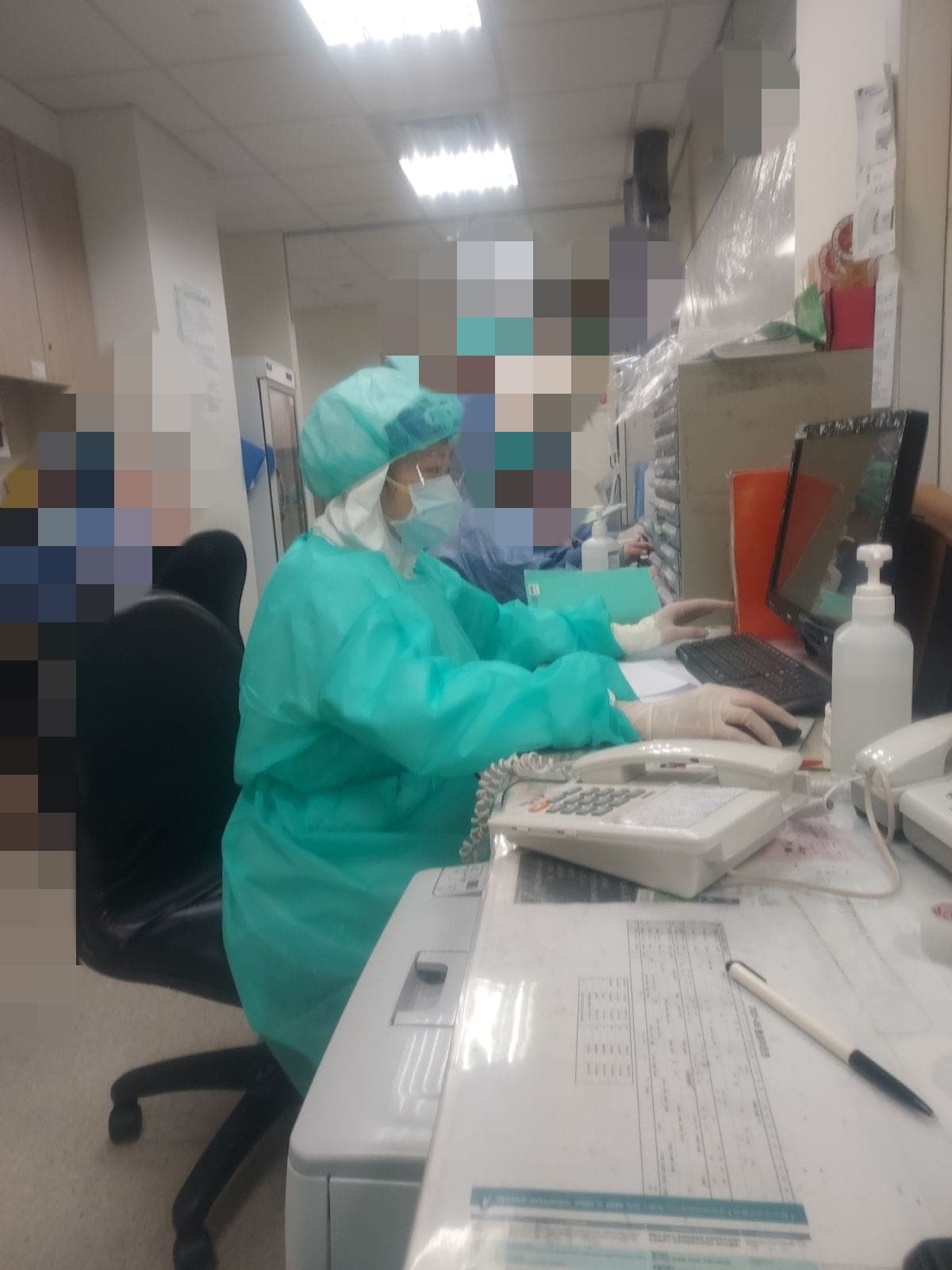 楊卉庭在急救站追蹤病人核酸報告,同時不斷還有醫院打來想轉病人進來。(楊卉庭提供)