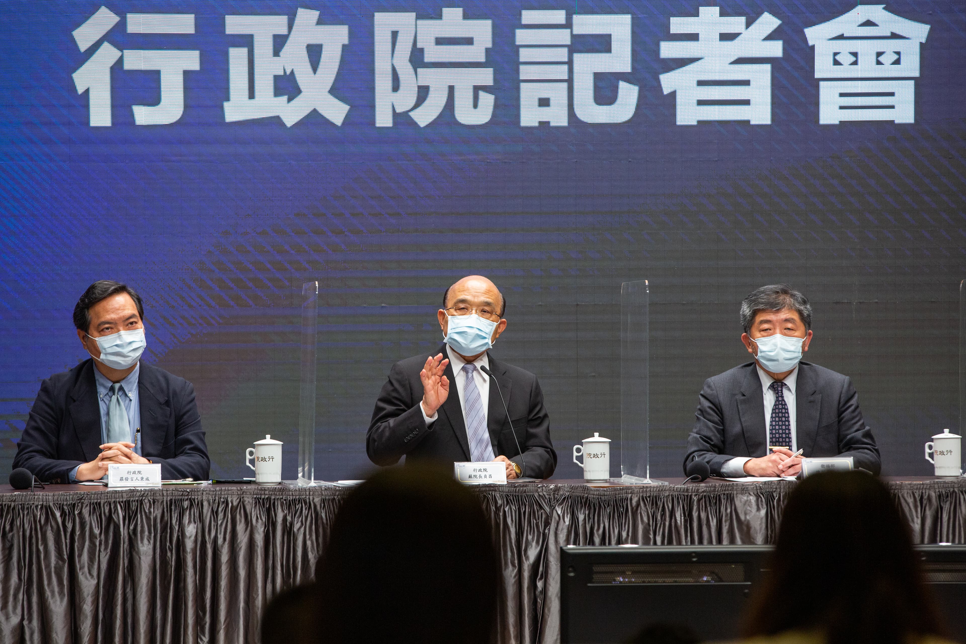 為因應疫情帶來的衝擊，蘇貞昌積極與衛福部及各部會單位溝通協調，政院也規劃出「紓困4.0」方案，聚焦拯救內需消費產業。