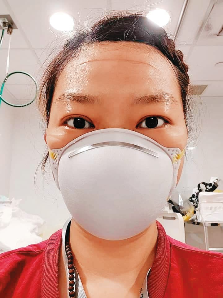 醫護人員全副武裝工作一整天,脫下隔離衣後臉上都是壓痕。(楊卉庭提供)