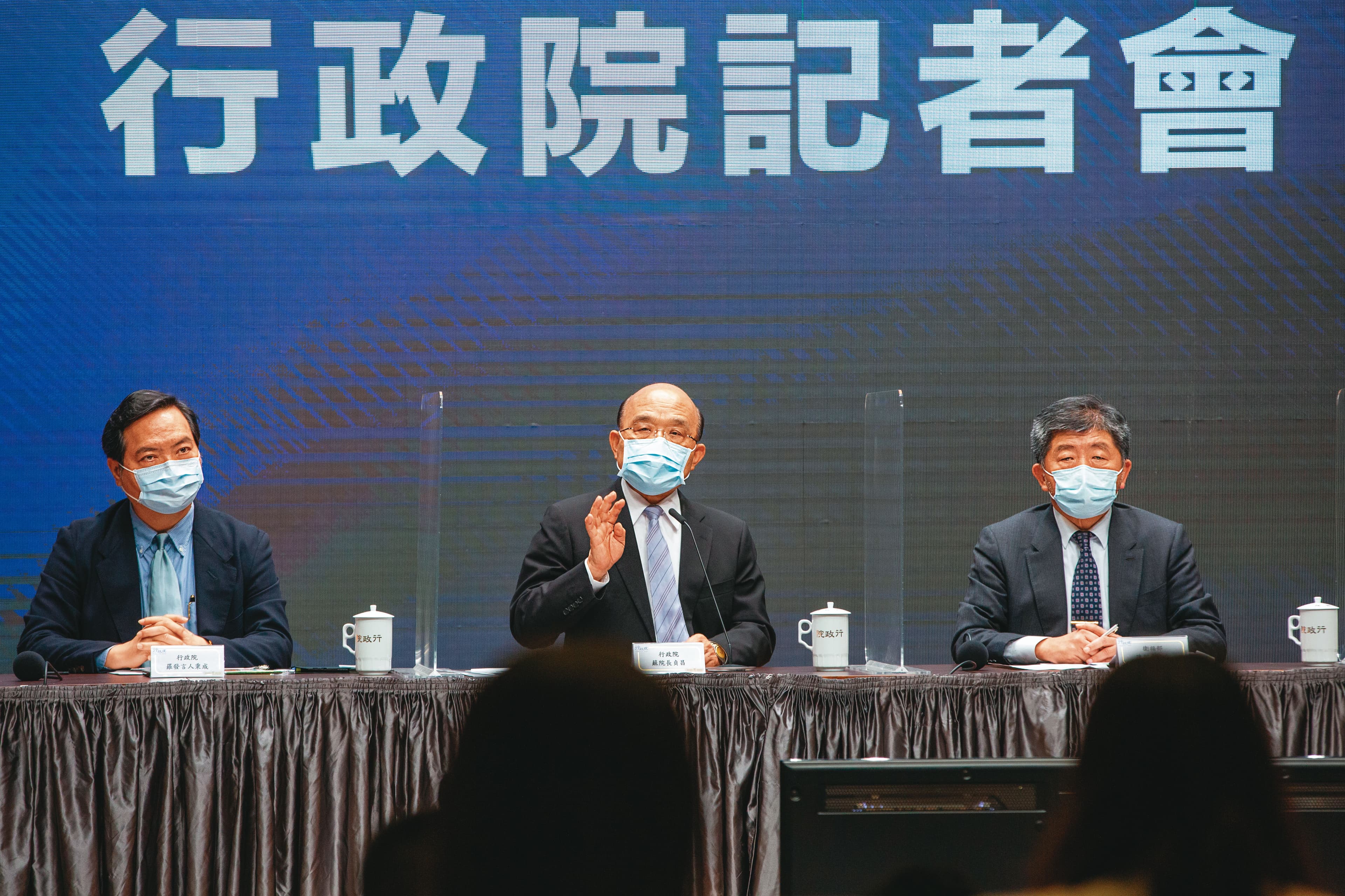 因應疫情帶來的衝擊,蘇貞昌積極與衛福部及各部會單位溝通協調,提出8,400億元紓困特別預算。