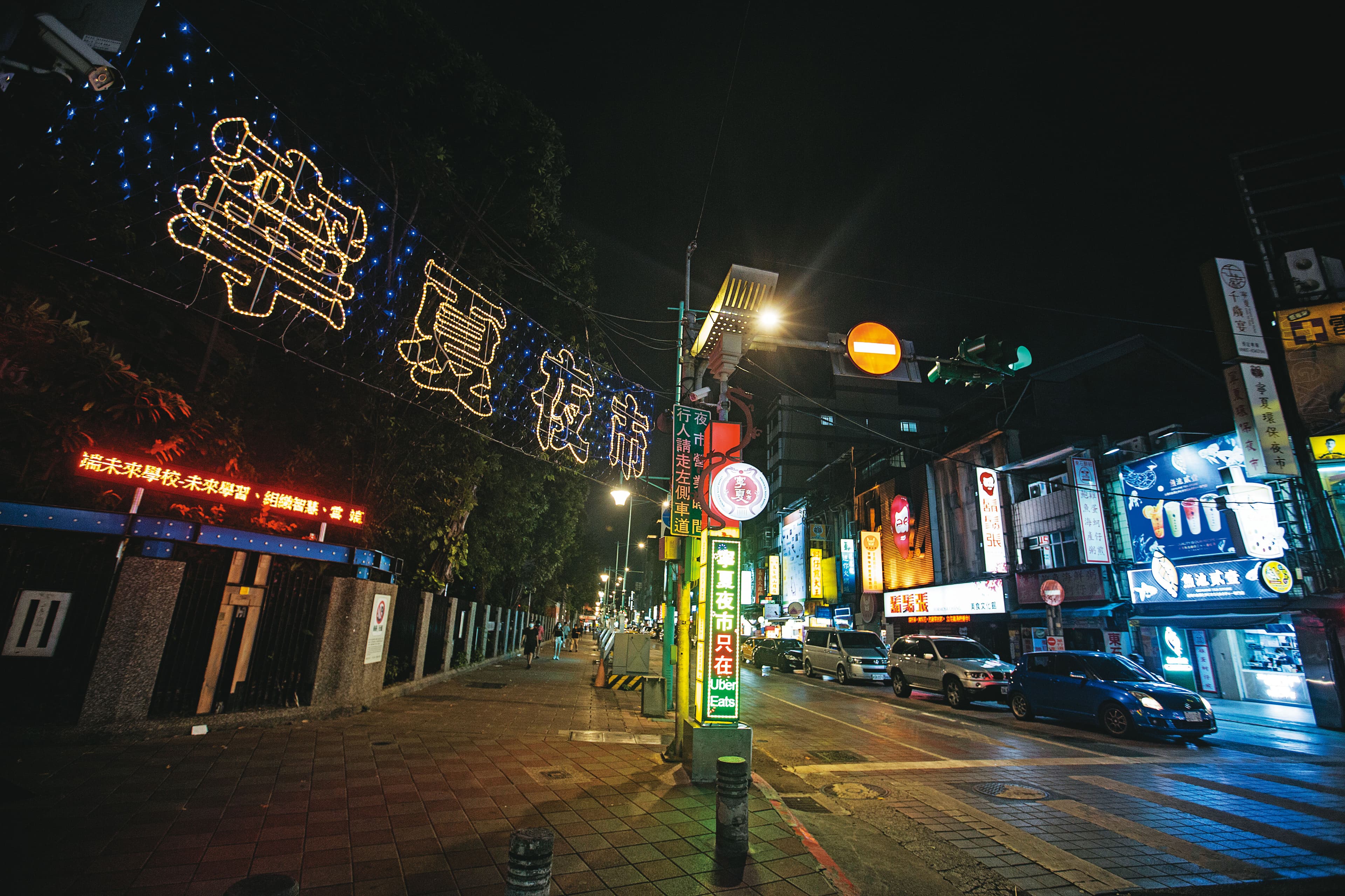 全國疫情提升至三級警戒，讓觀光旅遊、餐飲零售等產業大受衝擊。圖為寧夏夜市。