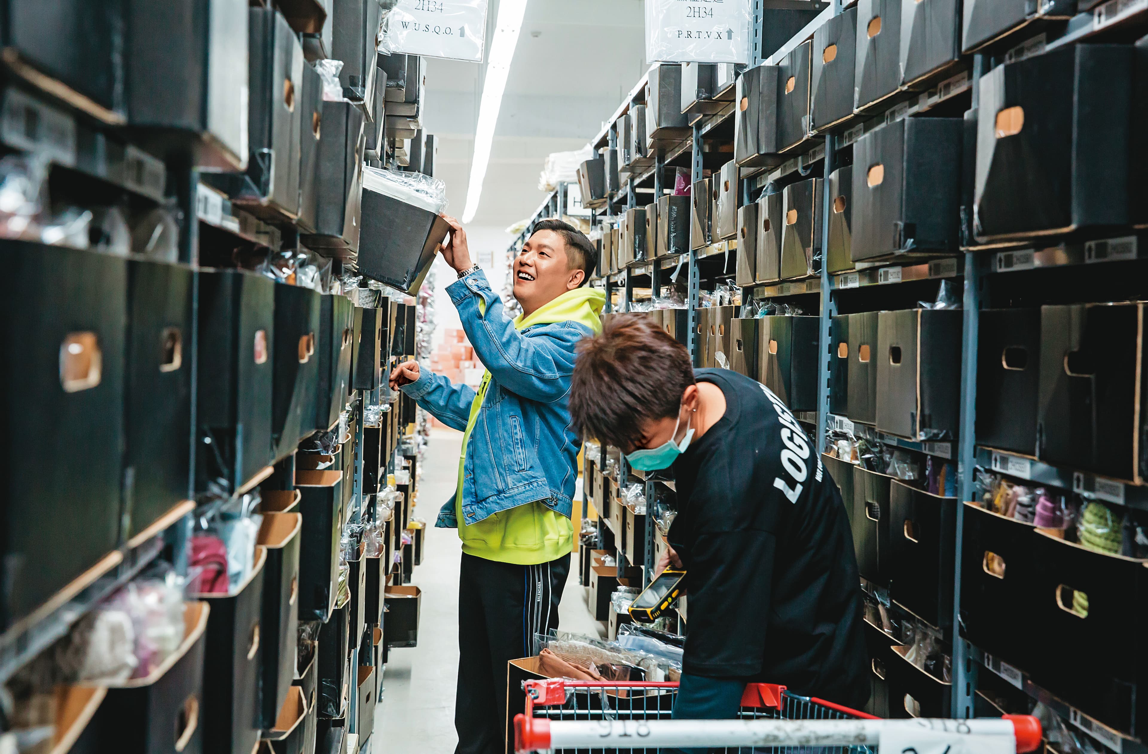 宜蘭是台灣成衣加工的發源地,廖承豪(左)在此布局,進一步整合因工廠外移斷鏈的製造業。