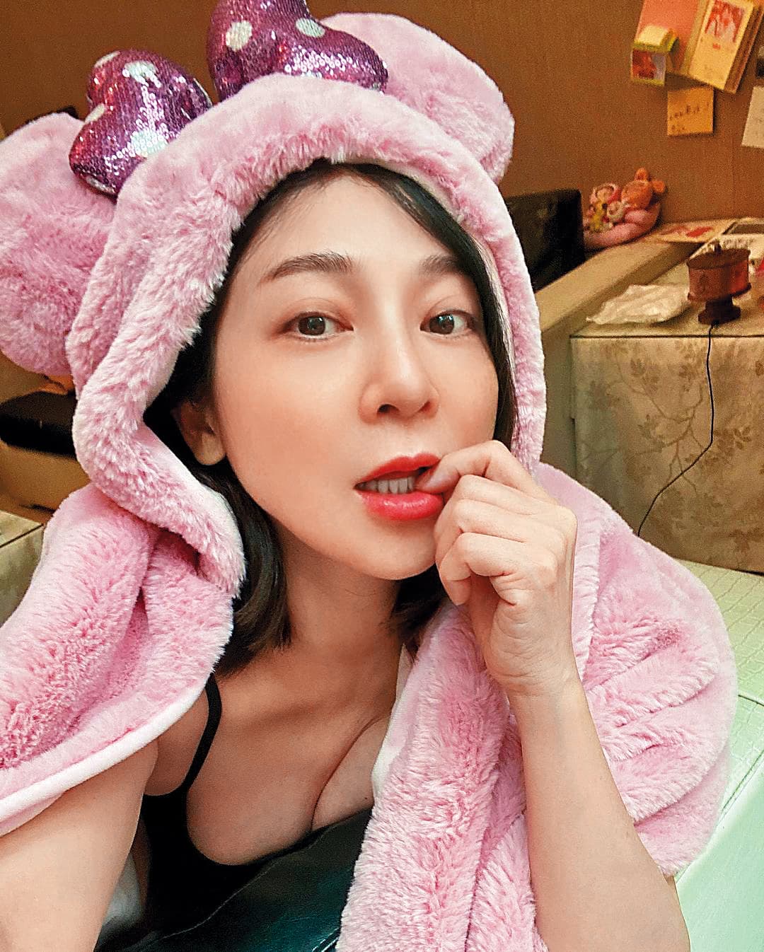 正妹在家防疫發起美照風潮,王彩樺不輸年輕美眉,有乳溝就不會有代溝安捏。(翻攝自王彩樺臉書)