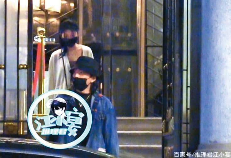 王大陸(前)與蔡卓宜與友人餐敘,直到午夜12點才步出餐廳。 (翻攝自百家號 推理君江小宴)