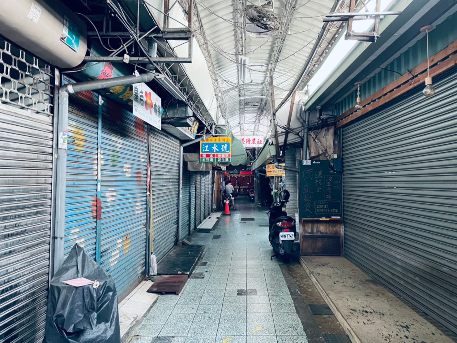 原本熱鬧的飲食街,現在卻只剩鐵門拉下的景象。(謝小五提供)