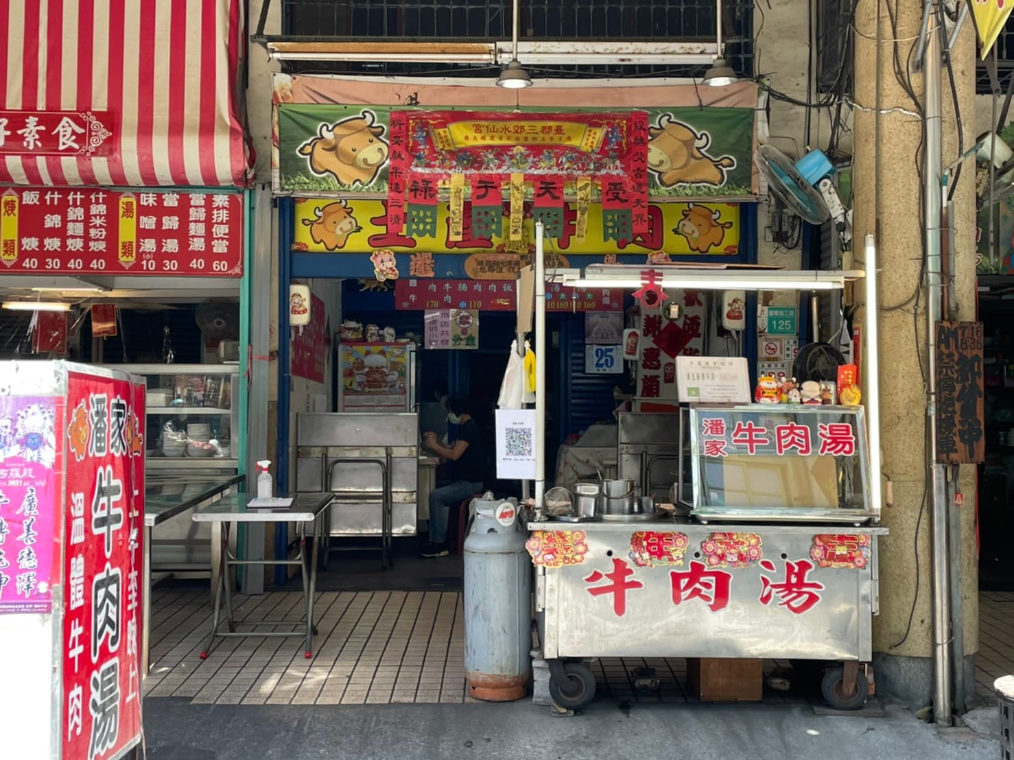 台南小吃店家原本何時皆有人潮,如今只見疫情下的不安與寂寥。(謝小五提供)