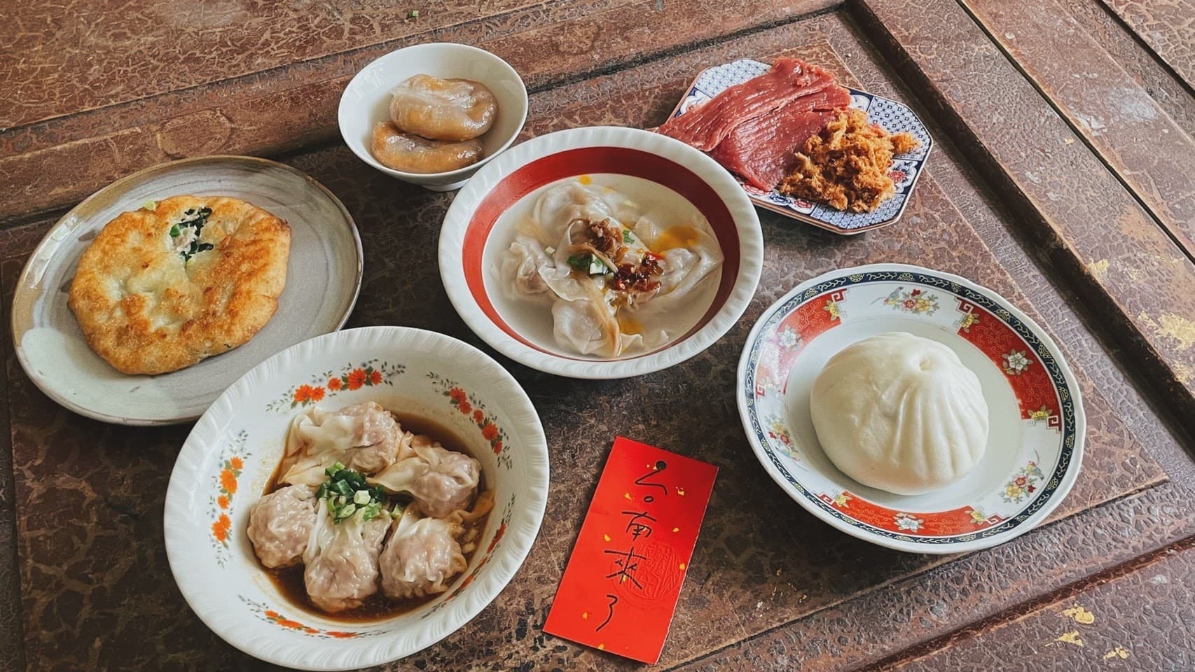 「府城老字號美食包」把一桌道地台南味攢便便。(含鄭記蔥肉餅X2、明新香菇蛋黃肉包X2、祿記水晶餃 1盒、阿瑞意麵雲吞 1盒、滿點大雲吞紅油抄手1盒及村味珍肉脯鋪肉乾1包,謝小五提供)
