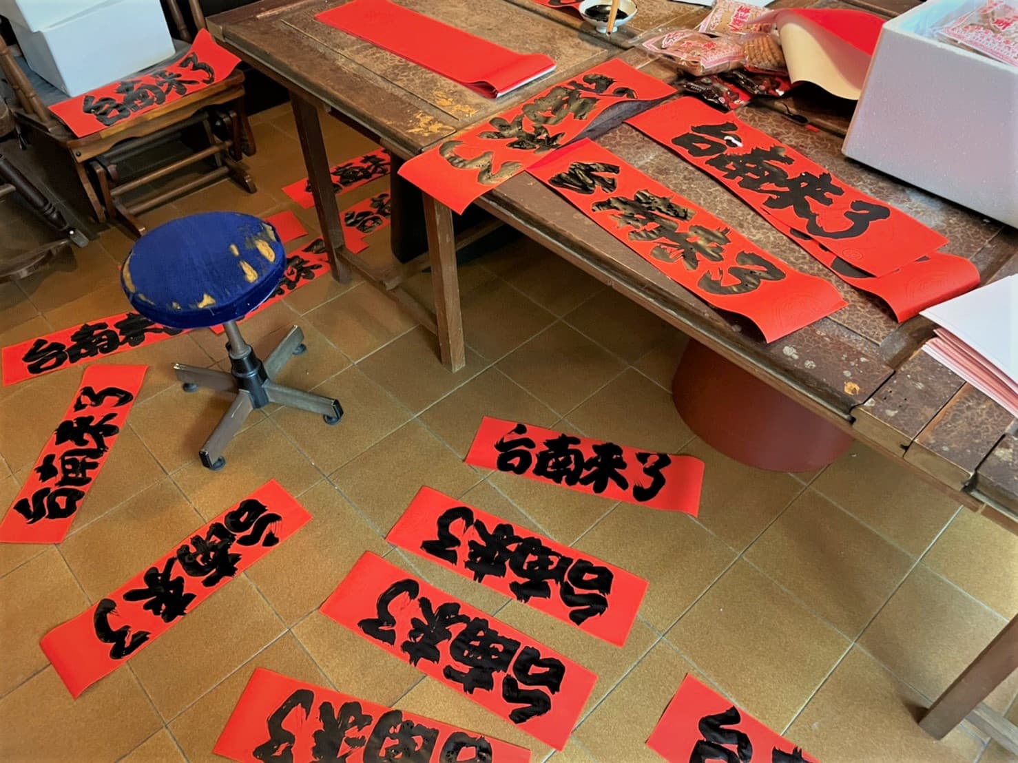 每一份「府城老字號美食包」裡,都放了一張親筆寫的「台南來了」揮春,並蓋上「台南 謝宅」的印,老派、鄭重的台南美好收入包中。(謝小五提供)