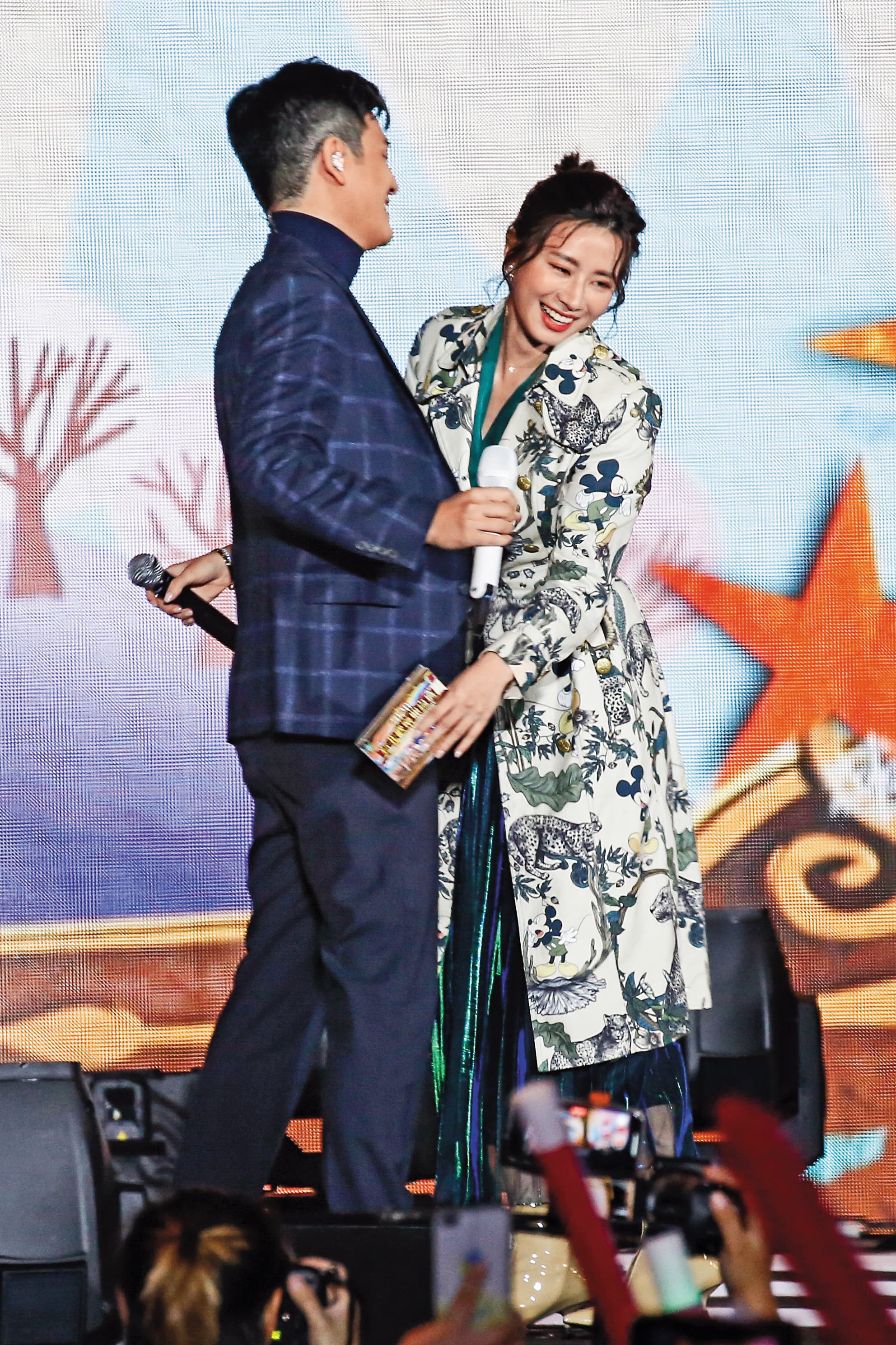 周興哲(小圖)與趙岱新傳出分手後2個月,在新北歡樂耶誕城巨星演唱會重逢,兩人雖相擁卻略顯尷尬。