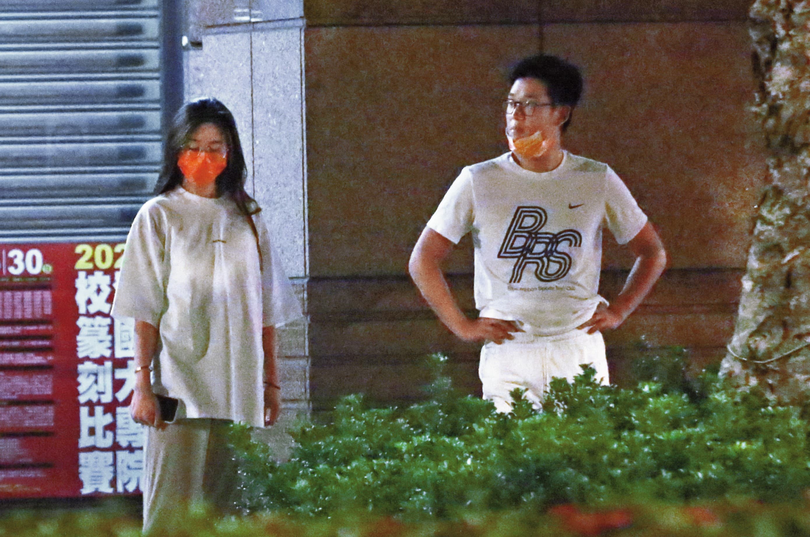 5月25日23：38，周興哲（右）跟趙岱新（左）一身居家裝扮出門，帶著愛犬「蕭邦」到住家附近散步