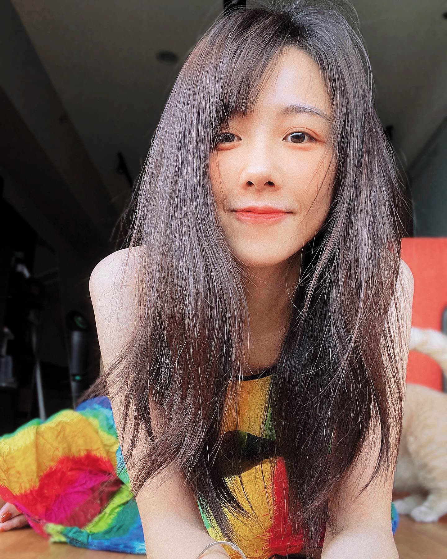 邵雨薇與吳慷仁曾分手一年,後來再度走在一起,並大方放閃。(翻攝自邵雨薇臉書)