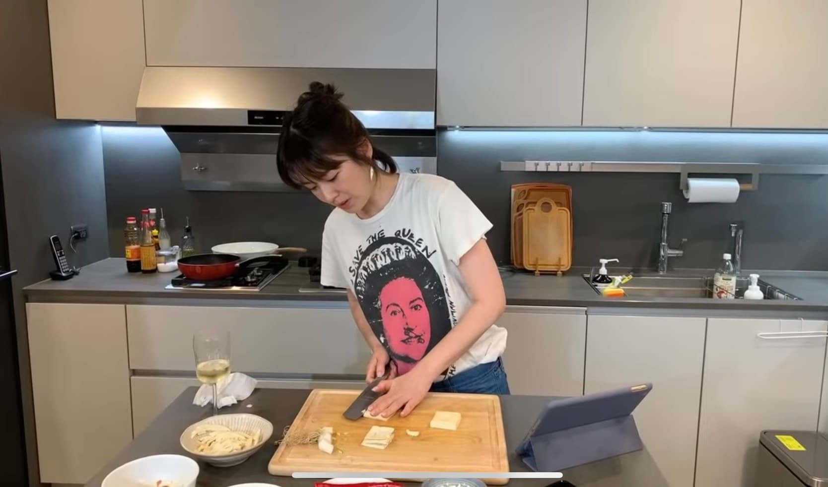 因疫情關係綜藝節目皆暫停錄影,改由藝人線上直播,Melody首集有近千人收看。(TVBS提供)