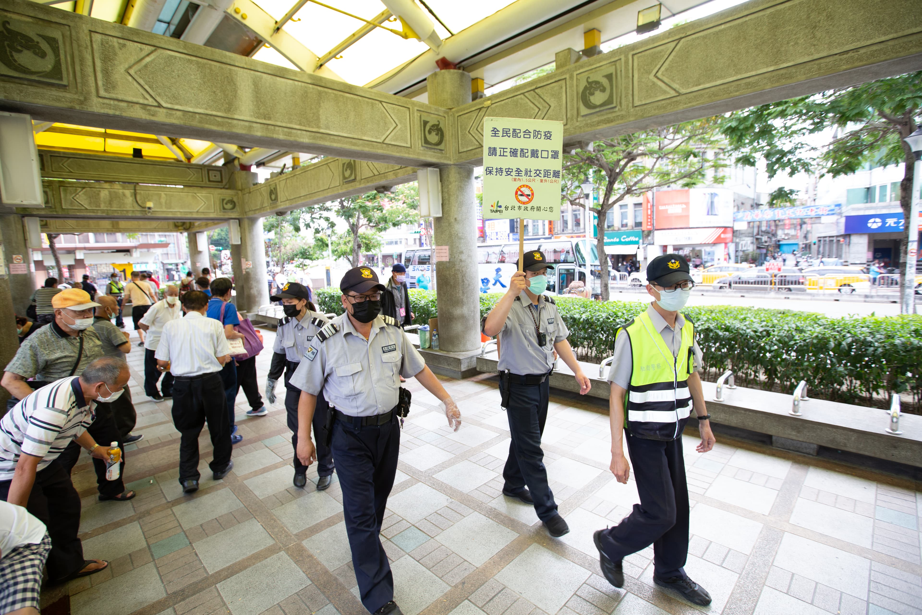 童仲彥認為,政府在疫情爆發後,以公權力強制遊民戴口罩,反而造成遊民遷徙到台北市其他地區,成為防疫破口。