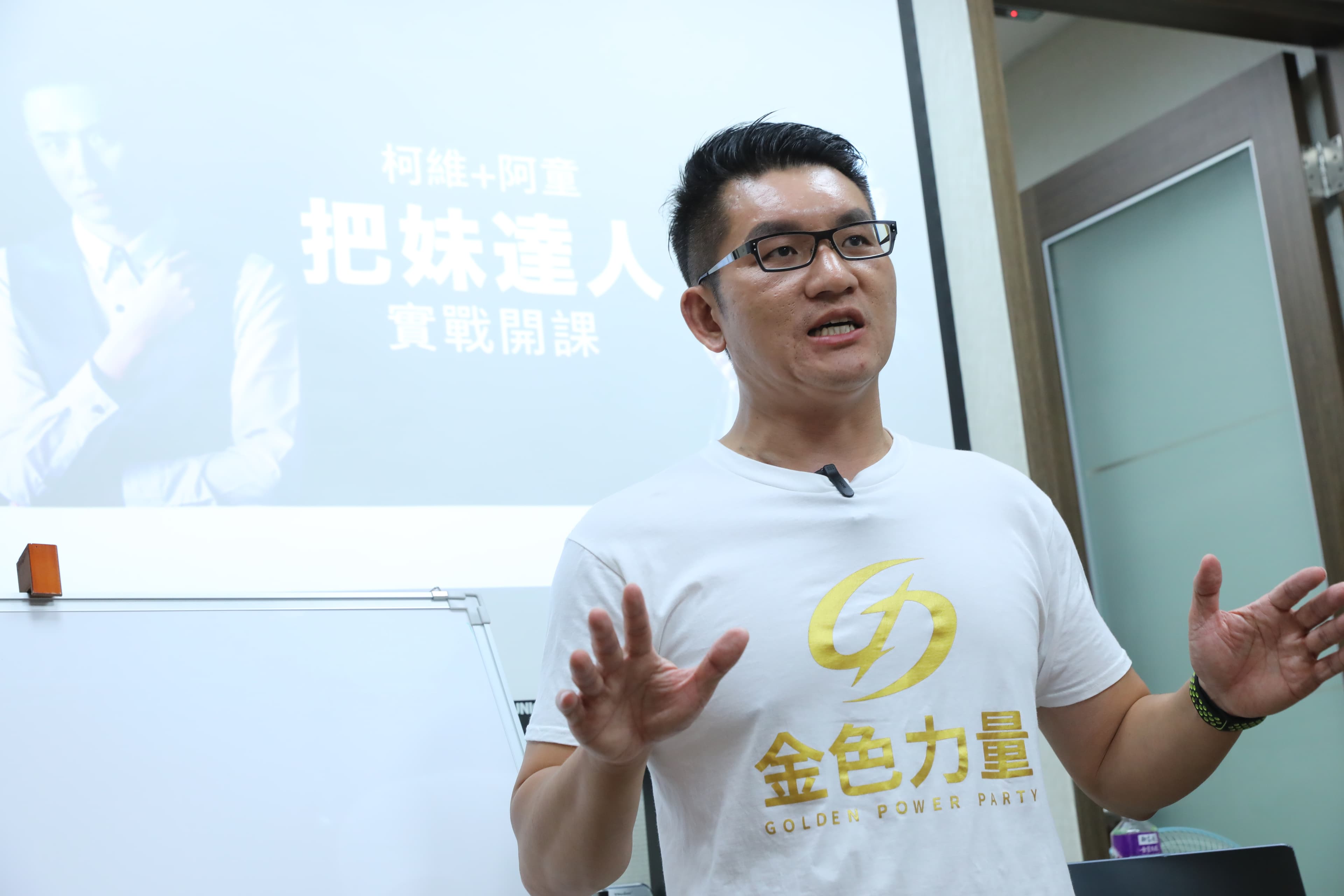 疫情爆發後，一直留在萬華的前台北市議員童仲彥受訪時指出，病毒從來就不是萬華產出的，「『人與人的連結』全台灣都在進行。」