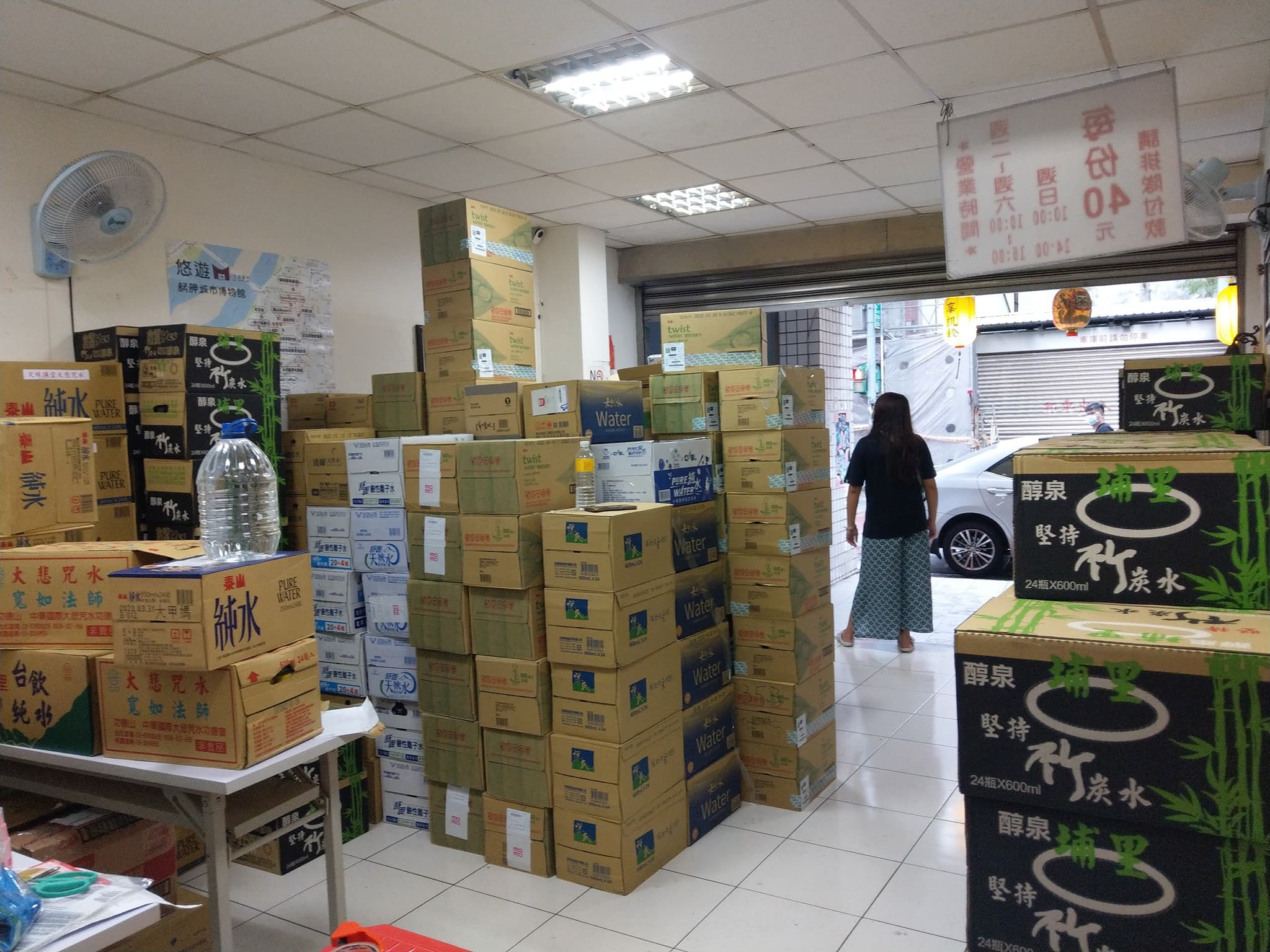 疫情在萬華爆發後，許多店家如在地開業60年的涼粉伯，第一時間把店面變為物資集散地。（翻攝自人生百味粉專）