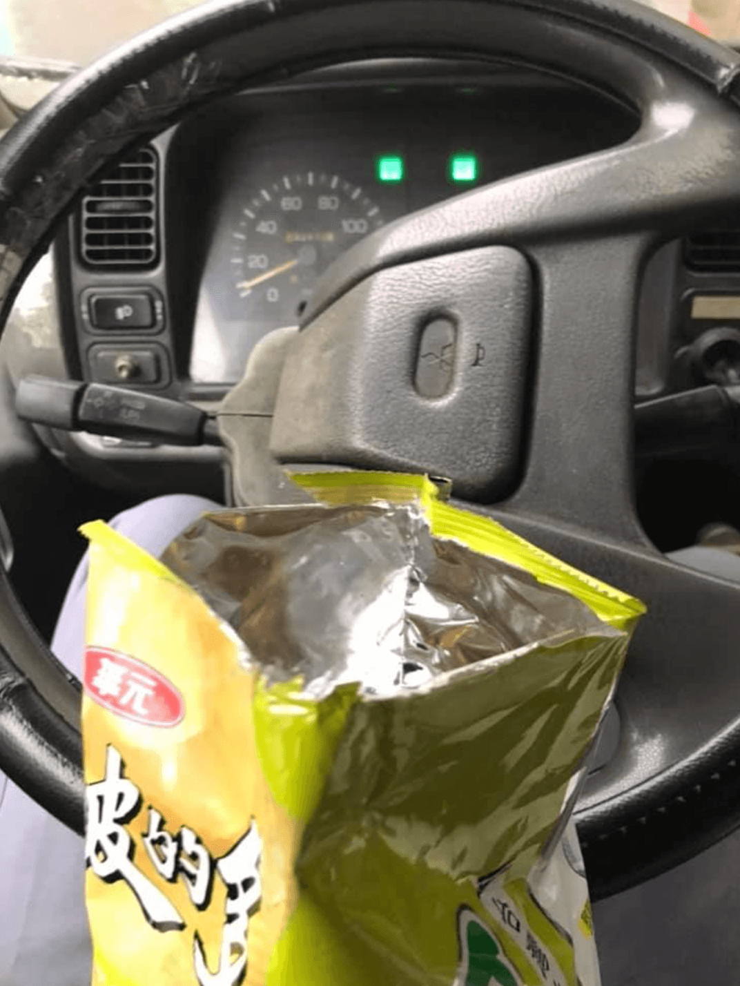一名物流司機表示自己獨自在車上吃零食,卻遇到「正義魔人」要檢舉「沒戴口罩」。(翻攝自爆怨2公社臉書)