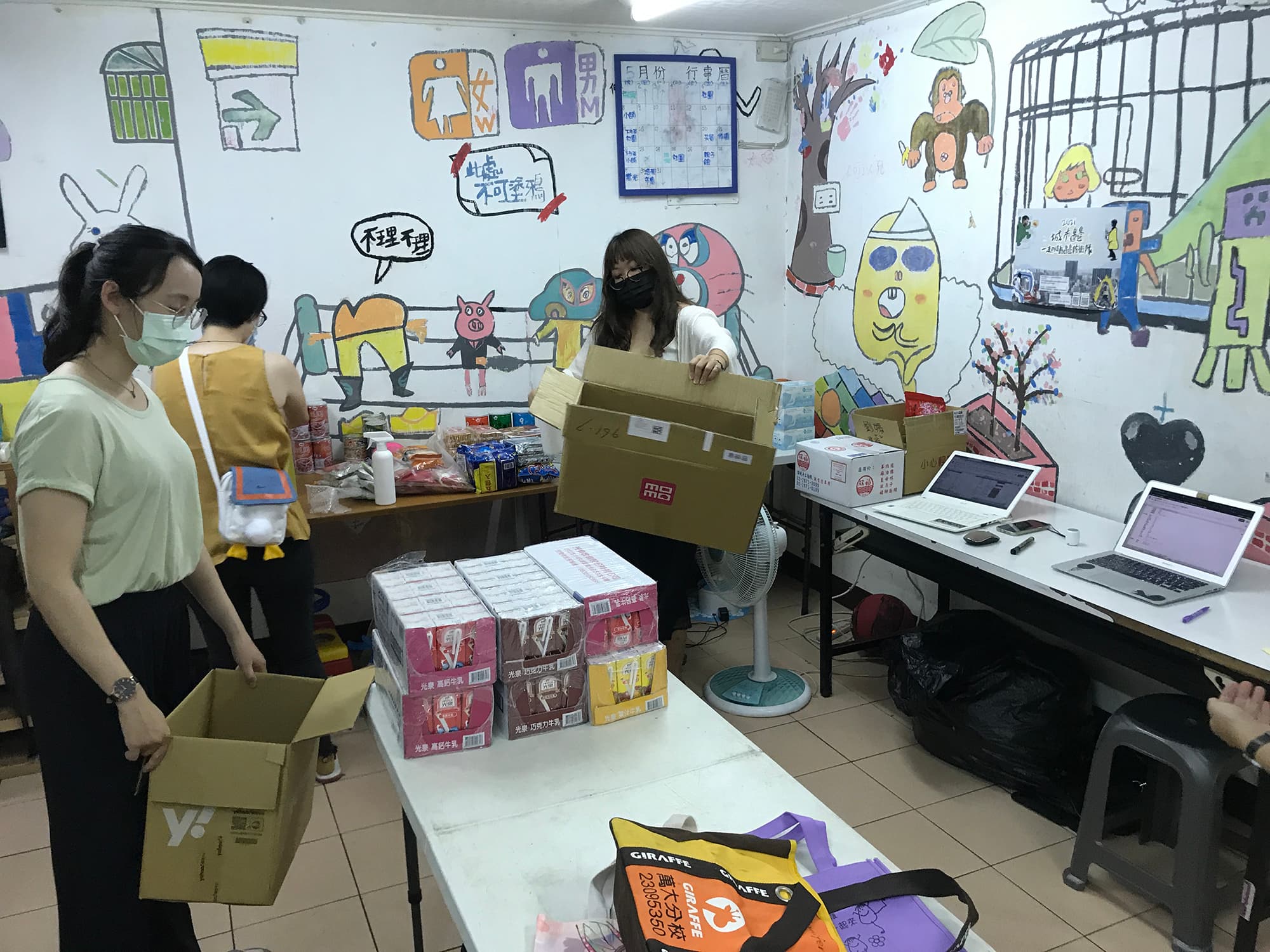 台灣社區實踐協會長期協助弱勢家庭兒少，這次也透過辜凱鈴幫忙，獲得許多物資可以協助個案。（台灣社區實踐協會提供）